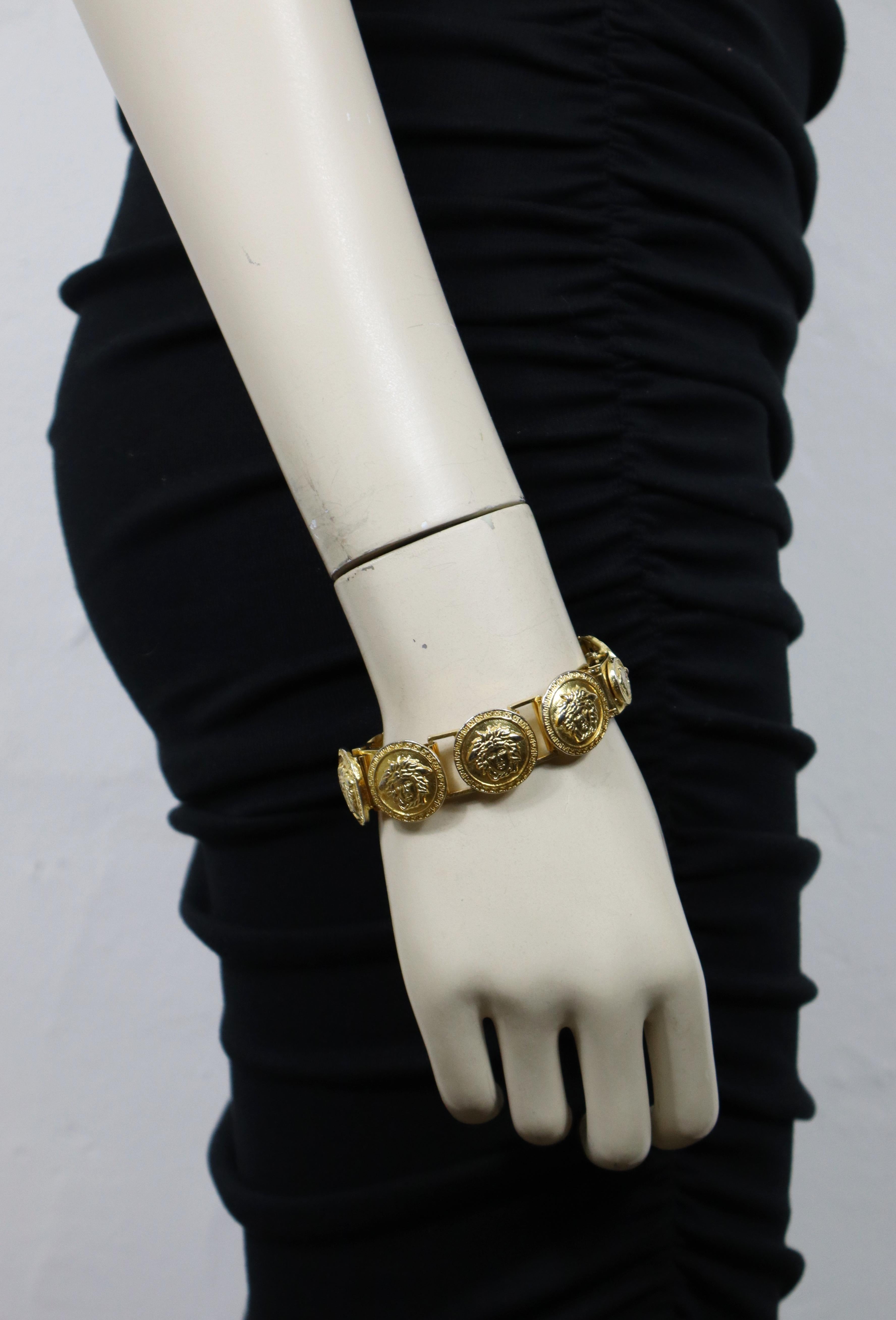 GIANNI VERSACE vintage gold tone bracelet featuring iconic Medusa links.

Fold over clasp closure.

Embossed GIANNI VERSACE Made in Italy.

Indicative measurements : length approx. 17 cm (6.69 inches) / diameter of the links approx. 2 cm (0.79
