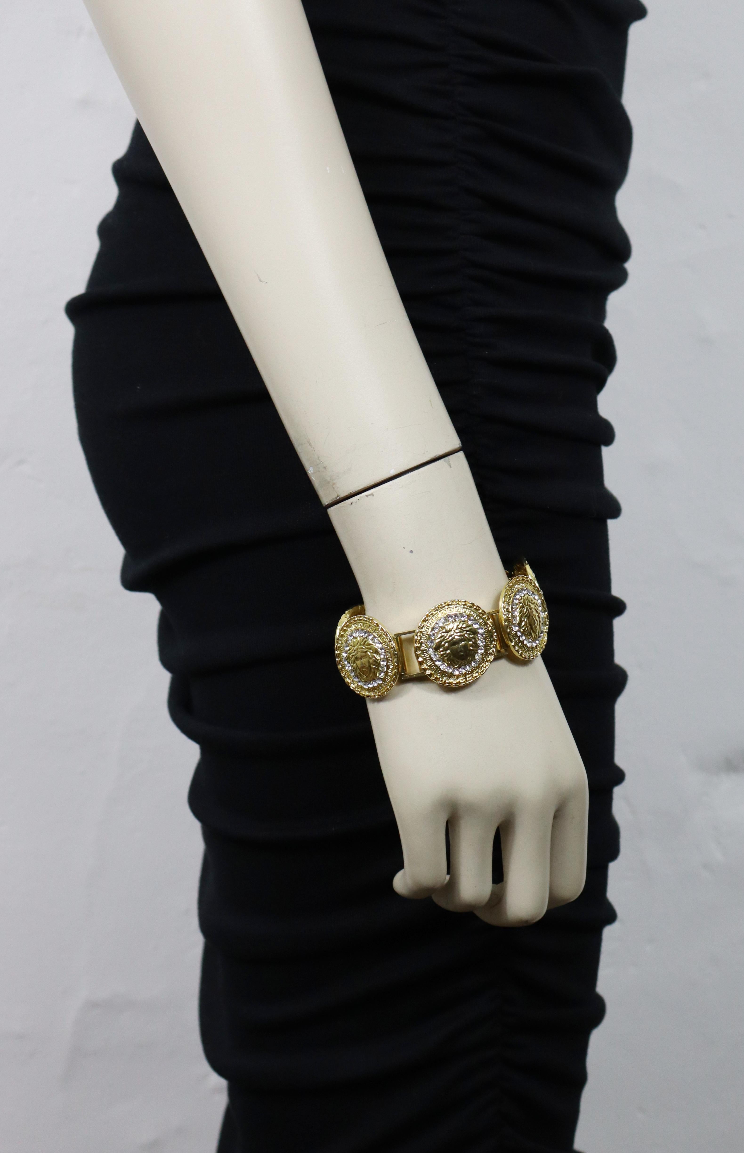 GIANNI VERSACE vintage iconic gold tone Medusa links embellished with clear crystals.

Fold over clasp closure.

Embossed GIANNI VERSACE Made in Italy.

Indicative measurements : length approx. 18.5 cm (7.28 inches) / links diameter approx. 2.7 cm