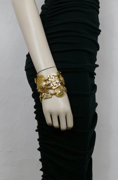 GIANNI VERSACE Vintage Iconic Goldfarbenes vierreihiges Medusa-Manschettenarmband, Vintage