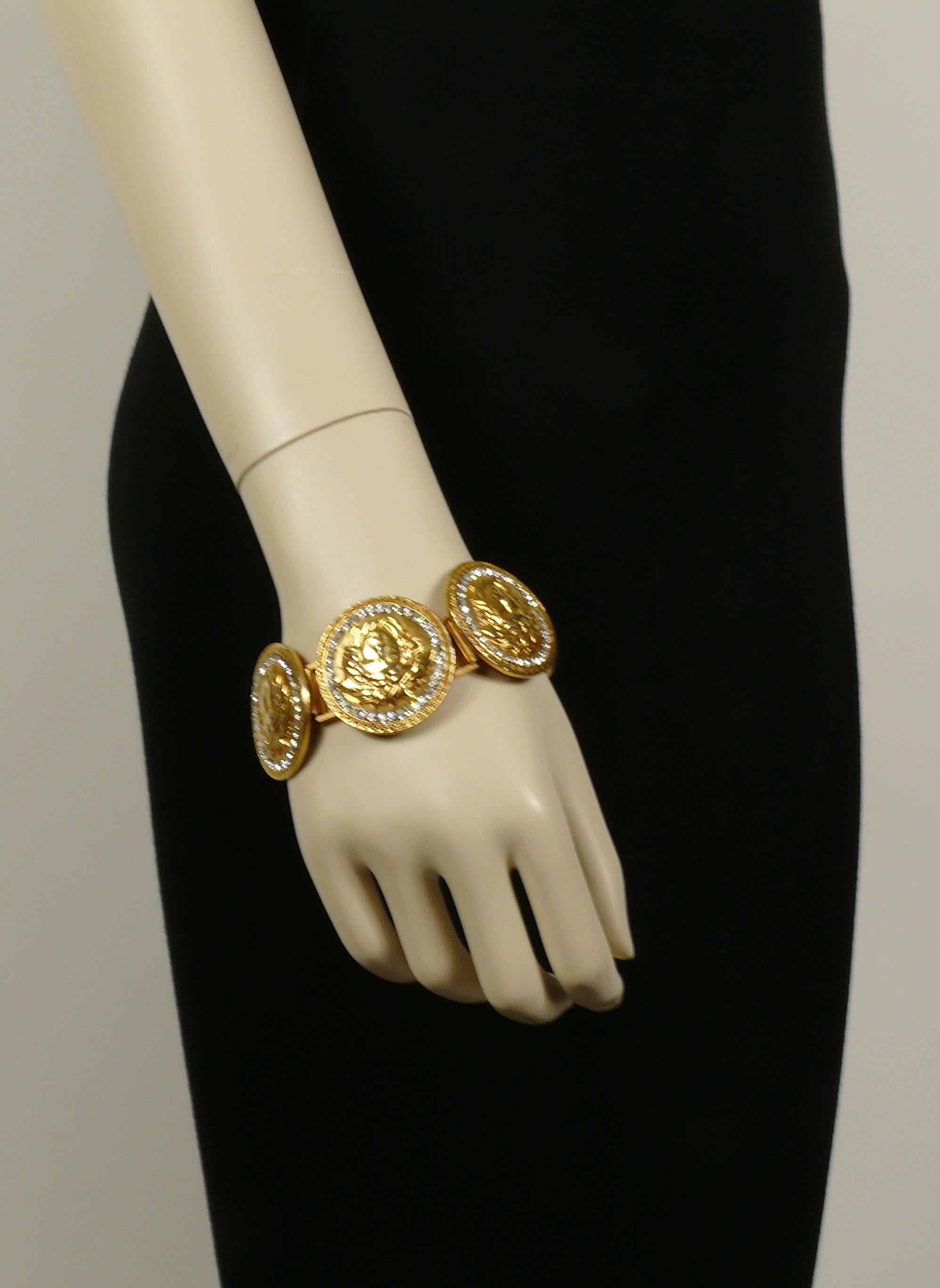 GIANNI VERSACE vintage iconic large gold toned Medusa links surrounded with clear crystals.

Box clasp closure.

Embossed GIANNI VERSACE Made in Italy.

Indicative measurements : length approx. 19.5 cm (7.68 inches) / links diameter approx. 3.4 cm