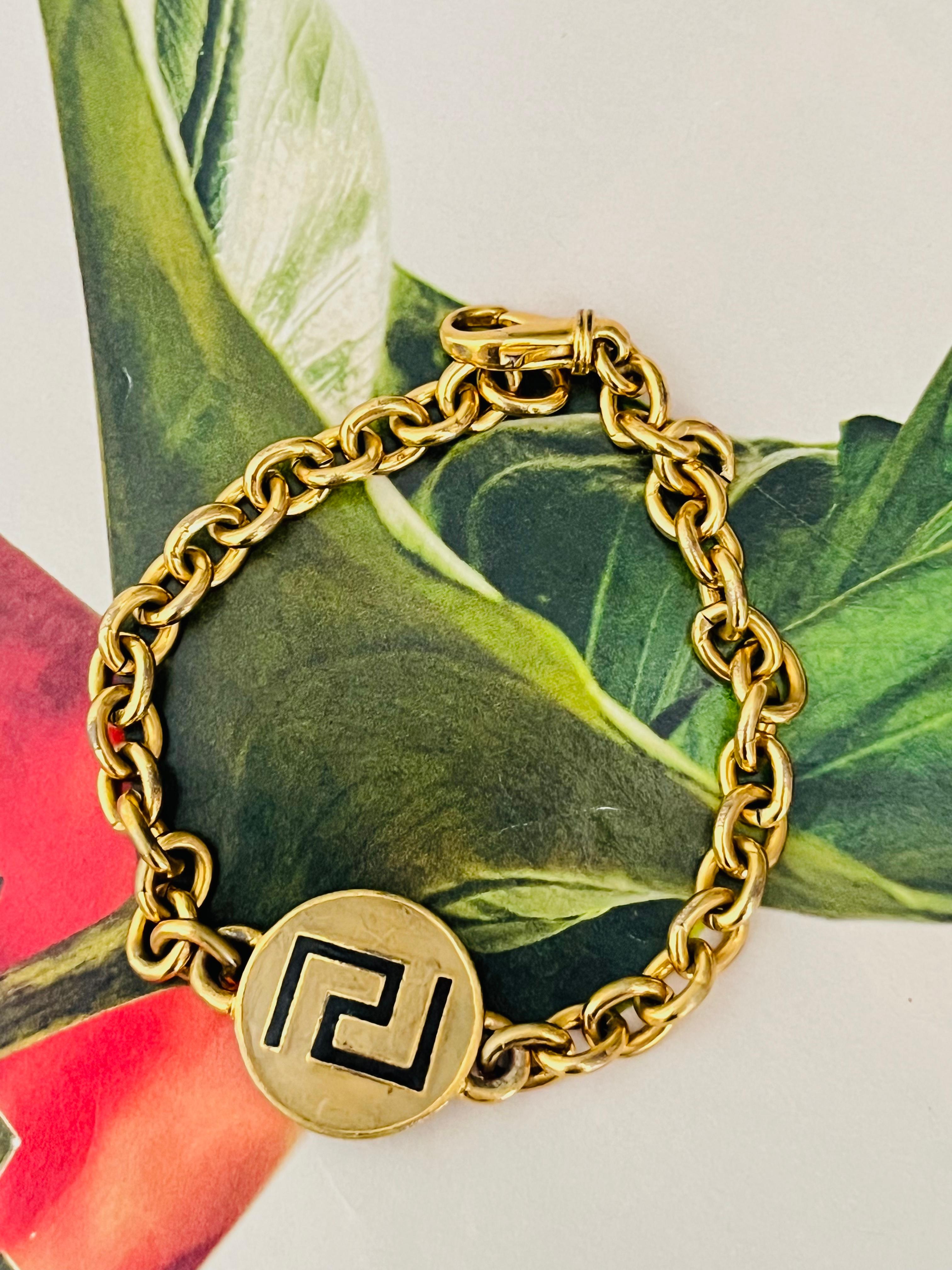 GIANNI VERSACE Vintage 1990s Unisex Adjustable Iconic Greca Black Logo Circle Round Pendant Charm Modernist Bracelet, Gold Tone

Good condition. Light scratches and colour loss, still very good to wear. Signed at charm. 100% Genuine.

Material: Gold