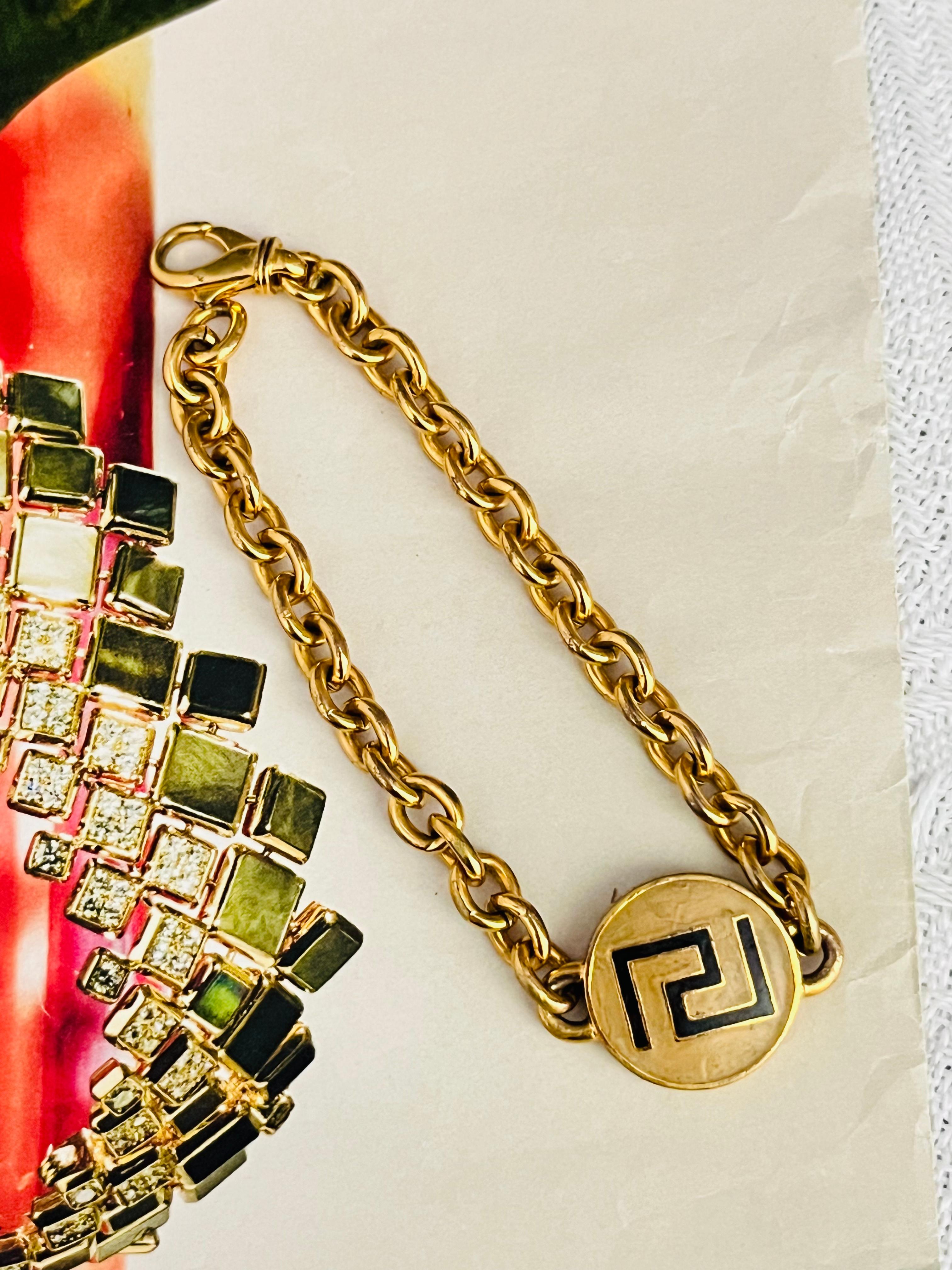 GIANNI VERSACE Vintage Iconic Greca Black Logo Circle Charm Chain Gold Bracelet In Good Condition For Sale In Wokingham, England