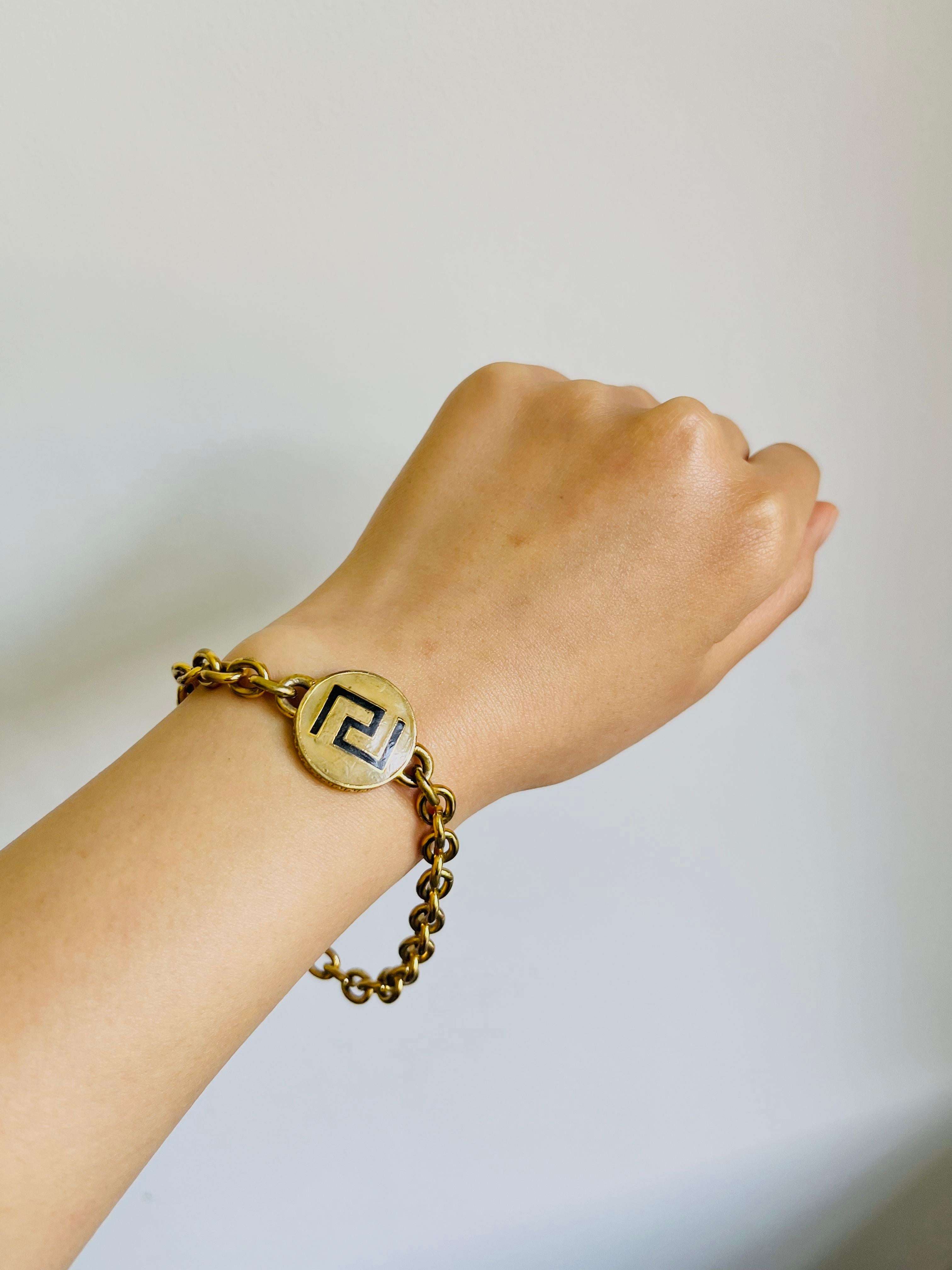 Women's or Men's GIANNI VERSACE Vintage Iconic Greca Black Logo Circle Charm Chain Gold Bracelet For Sale