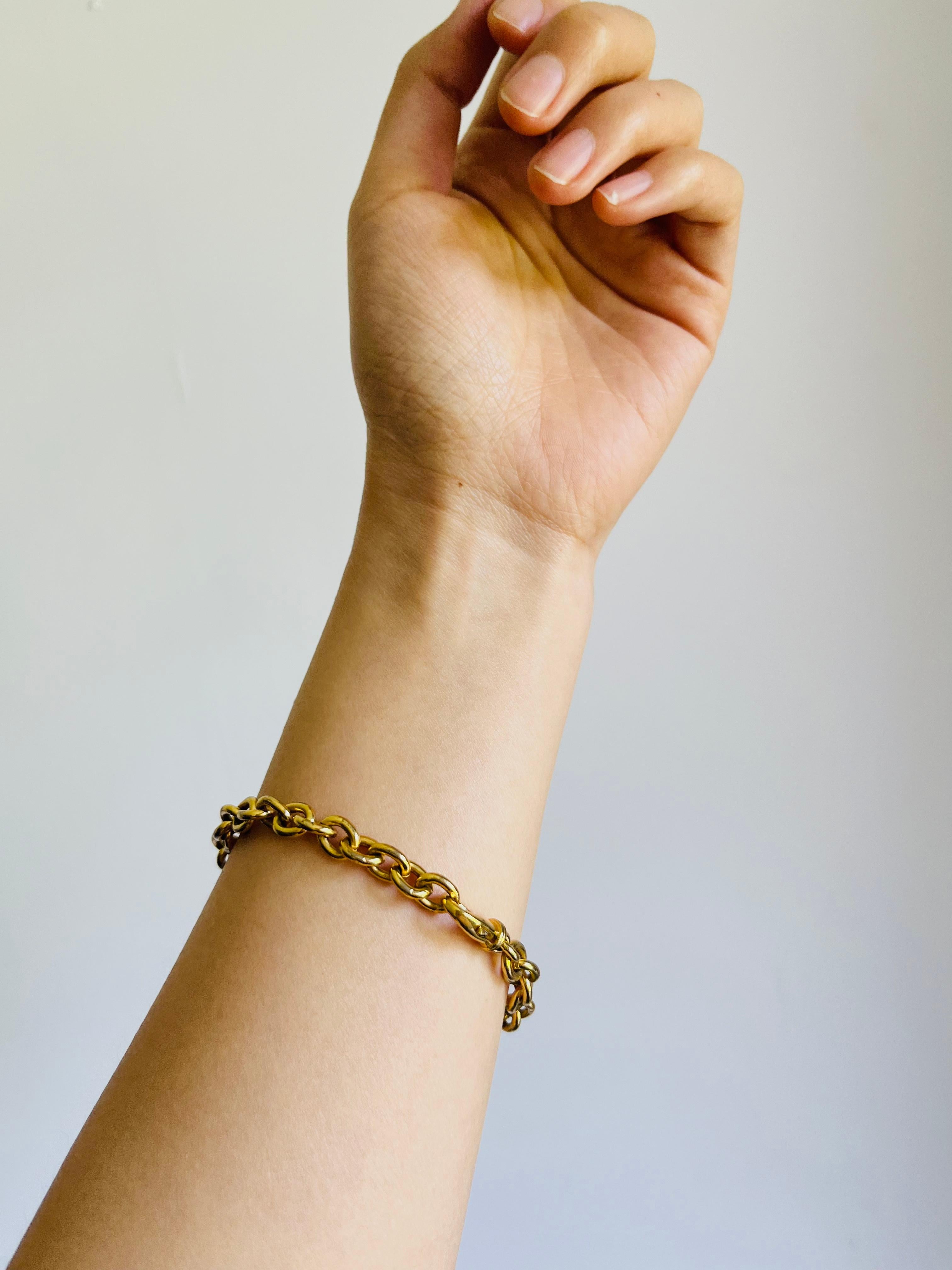 GIANNI VERSACE Vintage Iconic Greca Black Logo Circle Charm Chain Gold Bracelet For Sale 1