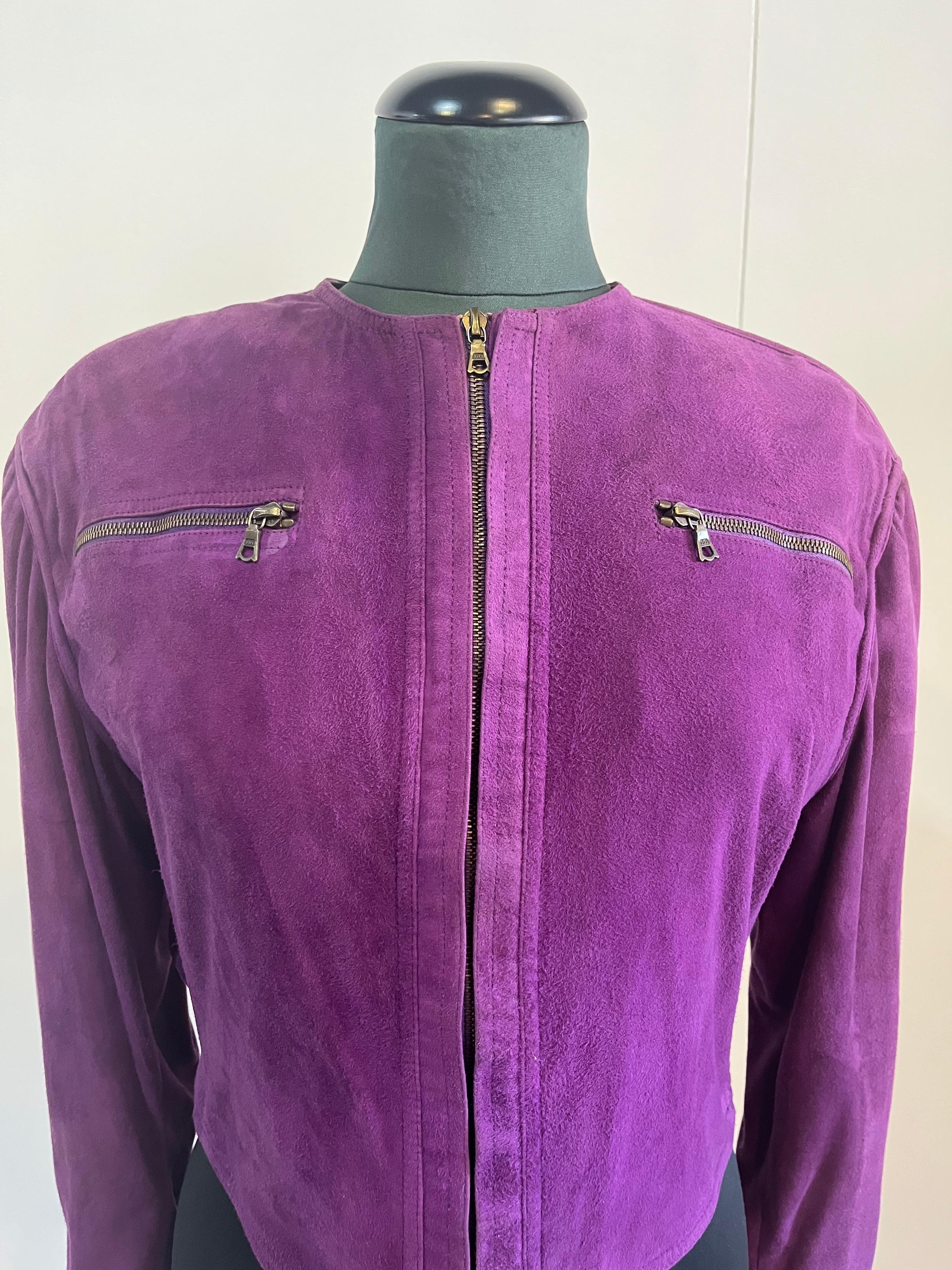 Veste en daim violet des années 80 de Gianni Versace. Épaules rembourrées et fermeture à glissière. La veste a été recolorée dans les pressings mais présente encore quelques signes d'utilisation au fil du temps. La taille n'est pas indiquée.
Épaules