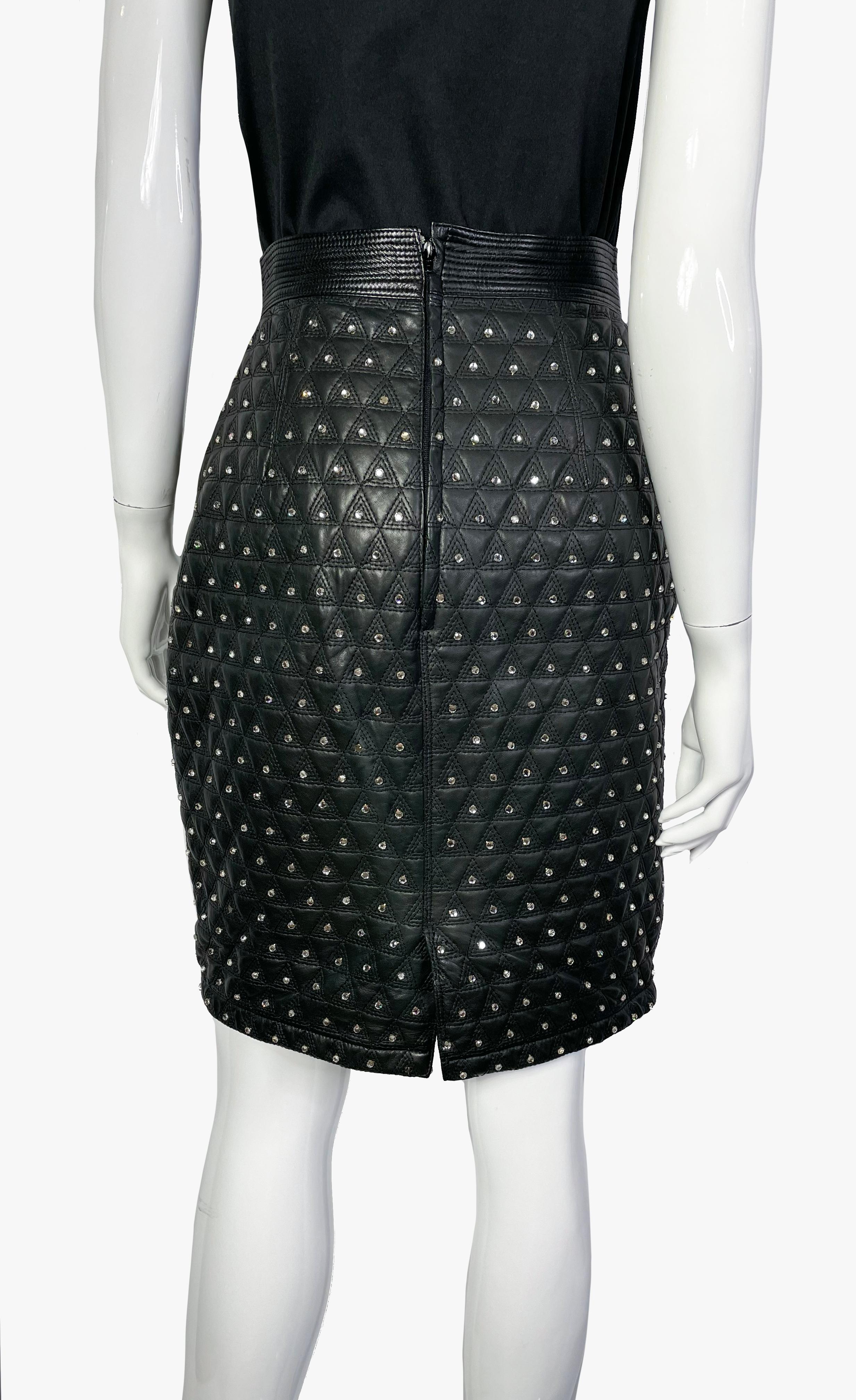 Gianni Versace vintage quilted leather skirt with rhinestones

Knee-length, fully lined, back zip fastening

Size – IT 42 / S-M

Waist –  55 cm
Length – 68 cm
Hips – 92 cm

Condition – very good, missing one strand

Fabric – 100% leather, lining