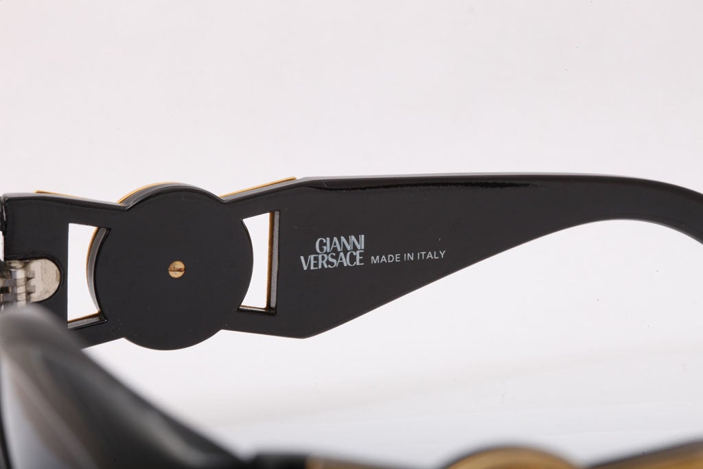 Gianni Versace Vintage Mod 424 Sunglasses  In Excellent Condition For Sale In Chicago, IL