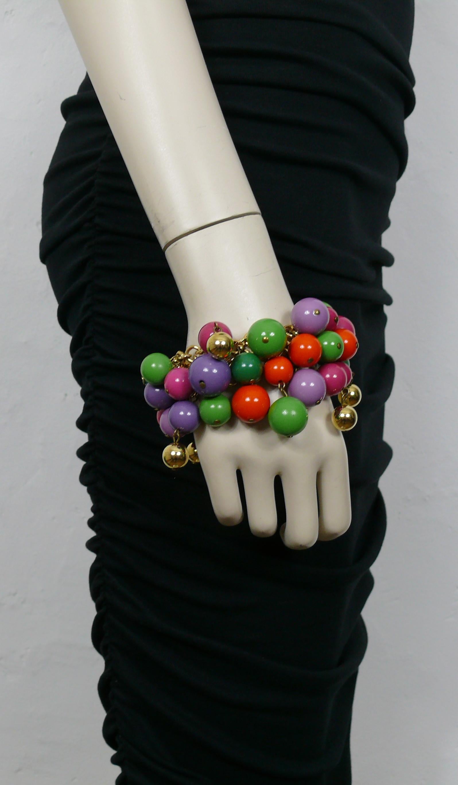 GIANNI VERSACE vintage gold tone metal chainmail link bracelet featuring a multicoloured cluster of resin beads and metal balls.

Embossed GIANNI VERSACE Made in Italy.

Indicative measurements : length approx. 18 cm (7.09 inches).

Material :  Gold