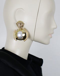 Gianni Versace - Boucles d'oreilles pendantes en fausse perle Medusa surdimensionnée en tons dorés - Vintage
