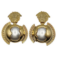Gianni Versace - Boucles d'oreilles pendantes en fausse perle Medusa surdimensionnée en tons dorés - Vintage