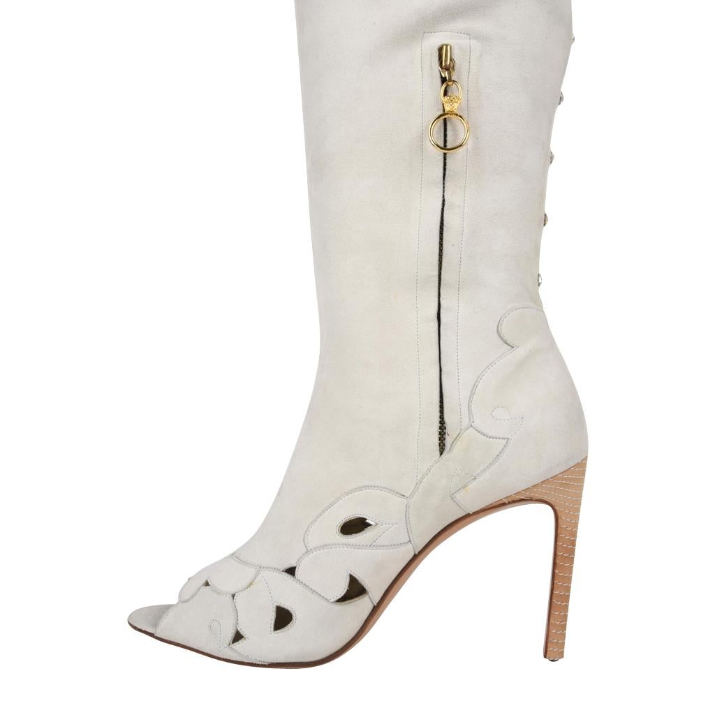 Gianni Versace Vintage-Stiefel aus blassgrauem Wildleder mit Swarovksi-Diamanten, Peeptoe 40 /10 Damen im Angebot