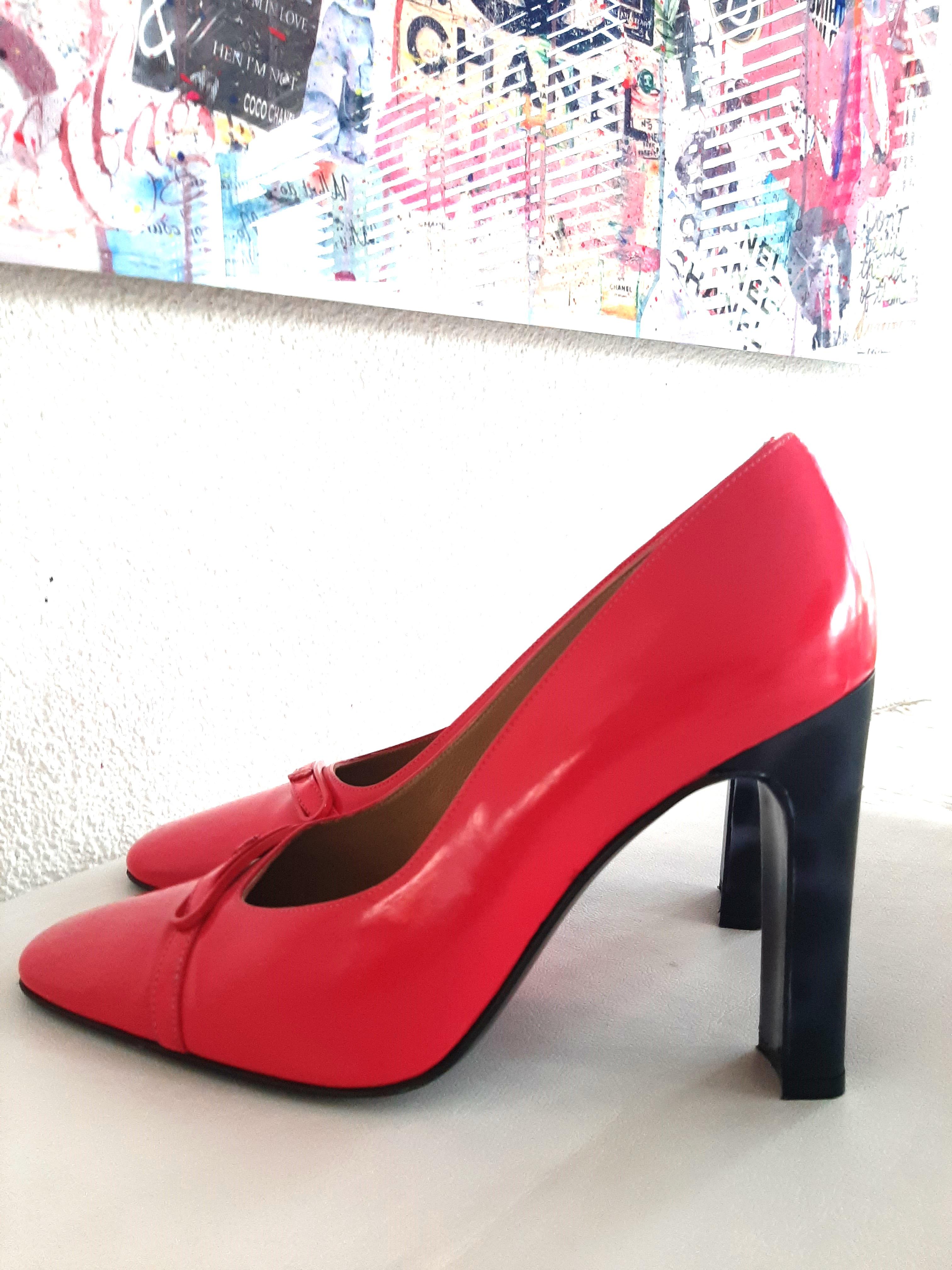 Gianni Versace rare iconic pinkred high heels from the 90s with a little Medusa head on it are a real eyecatcher! 

Gianni Versace was an iconic Italian fashion designer known for his bold and innovative designs. He was renowned for his extravagant