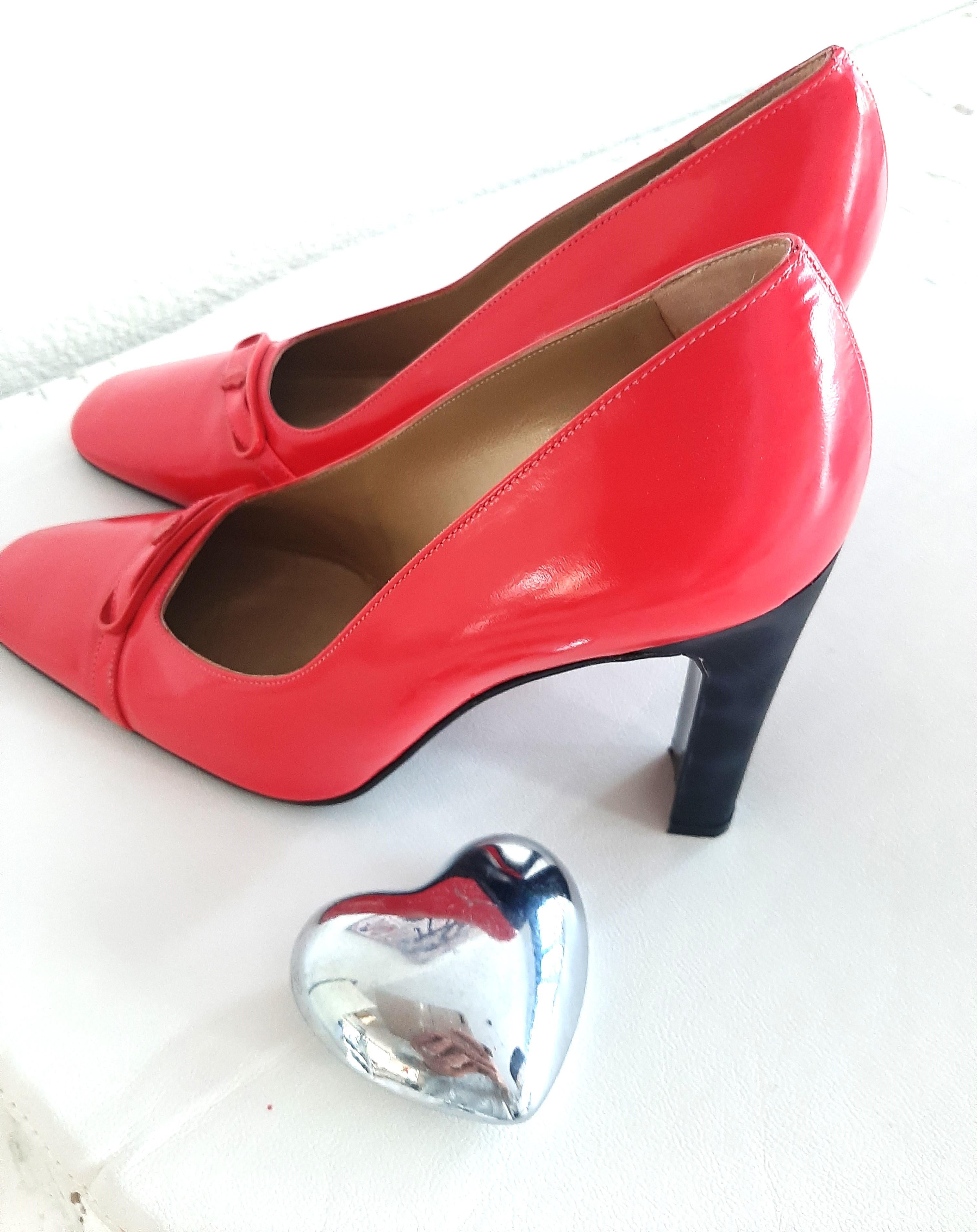 Gianni Versace Vintage Rosa Rot High Heels Schuhe Pumps mit Medusa mit Absatz im Zustand „Gut“ im Angebot in 'S-HERTOGENBOSCH, NL