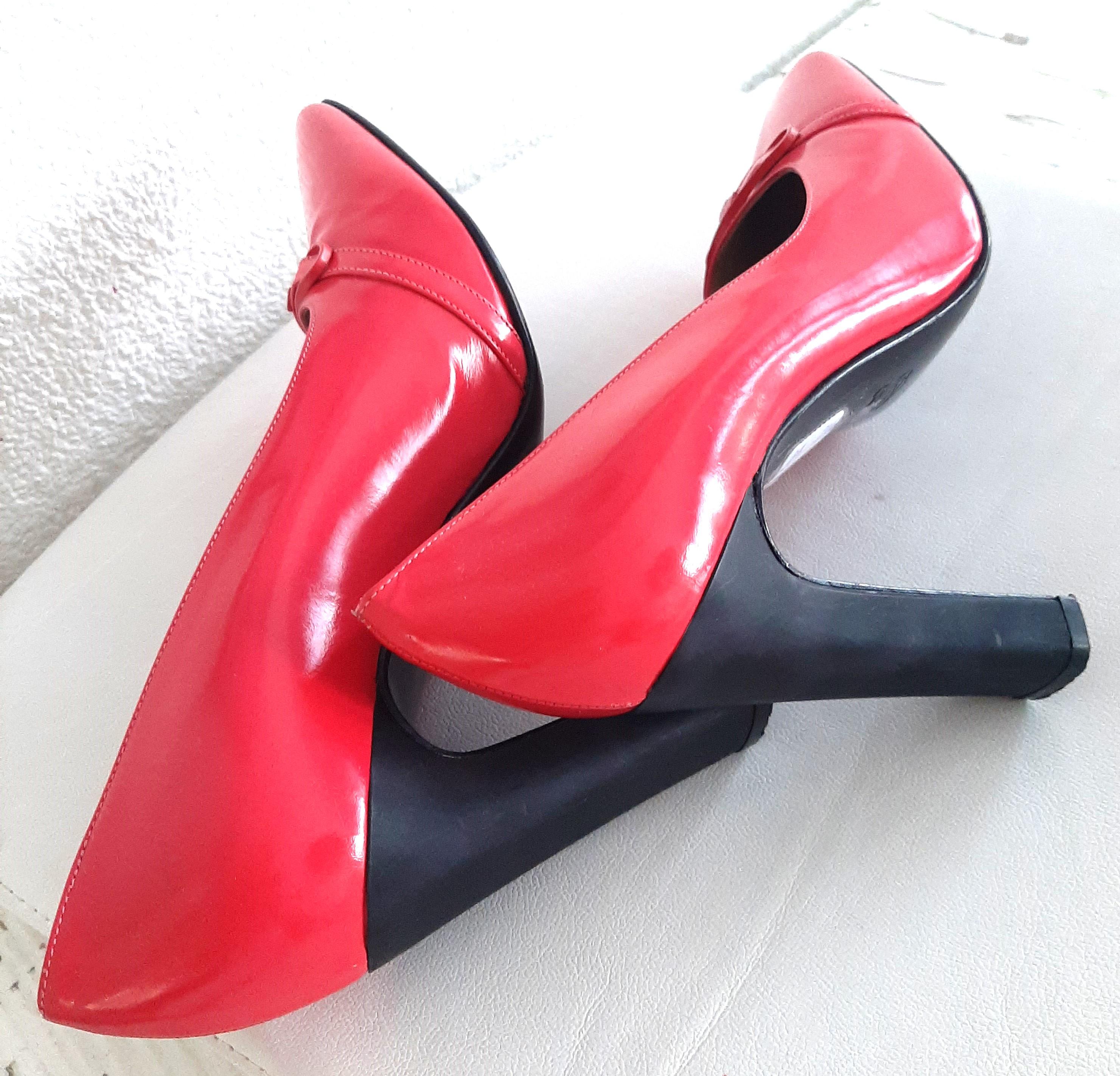 Gianni Versace Vintage Pink Red High Heels Shoes Pumps with Medusa For Sale 1