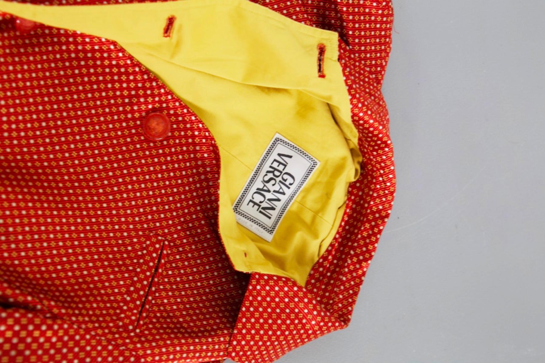 Beautiful vintage blazer designed by Gianni Versace in the 1990s, made in Italy.
ORIGINAL LABEL.
The blazer is made entirely of red cotton, with yellow square weave. The interior is fully lined in lemon yellow, very flashy.
The blazer has a belt apt