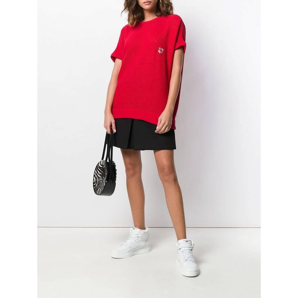 Versace red knit cotton short sleeves 80s sweater with round neckline and a little coat of arms embroidered on the chest.

Size: 46 IT

Flat measurements
Height: 65 cm
Bust: 59 cm
Sleeves: 18 cm
Shoulders: 46 cm

Product code: A7316

Composition: