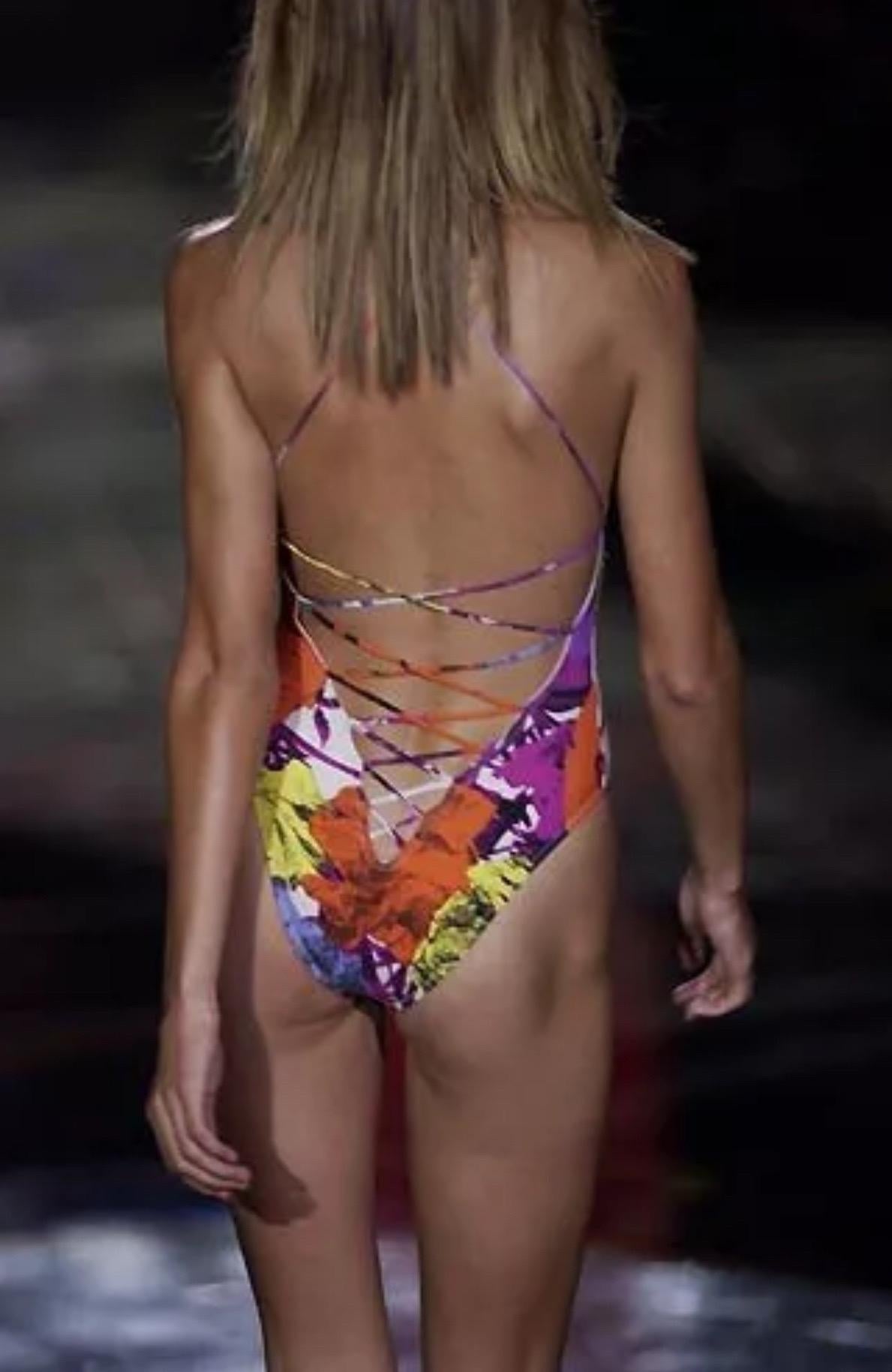 GIANNI VERSACE Vintage S/2002 Laufsteg Pop Art Rückenfreier Badeanzug Bodysuit mit Blumenmuster im Angebot 1