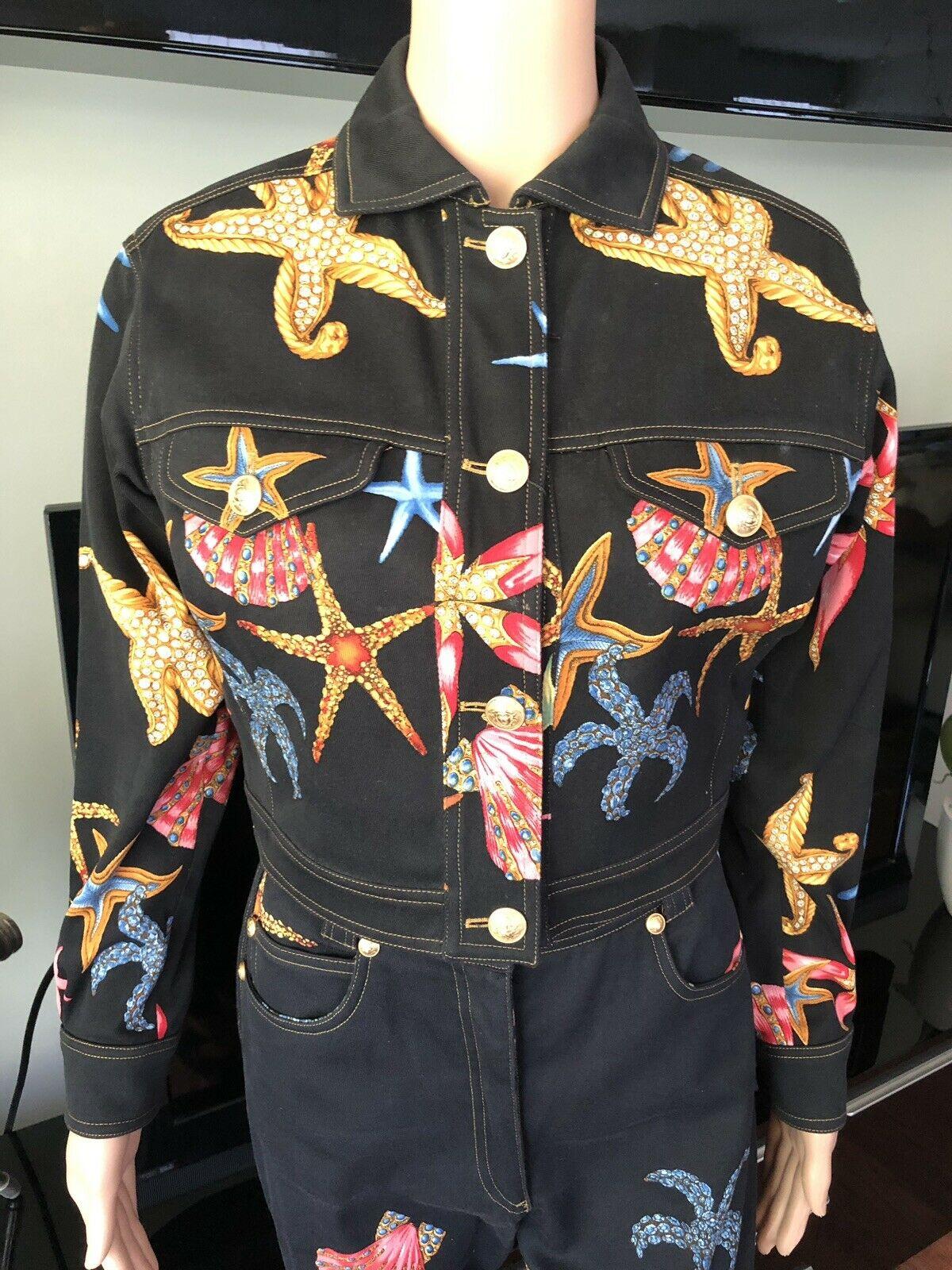 Vintage GIANNI VERSACE S/S 1992 Trezor de la Mer Jacket & Pants Suit 2 Piece Set IT 42

From the Spring/Summer 1992 Collection. Black and multicolor Versace denim jacket with starfish print throughout, pointed collar, two pockets at bust and button