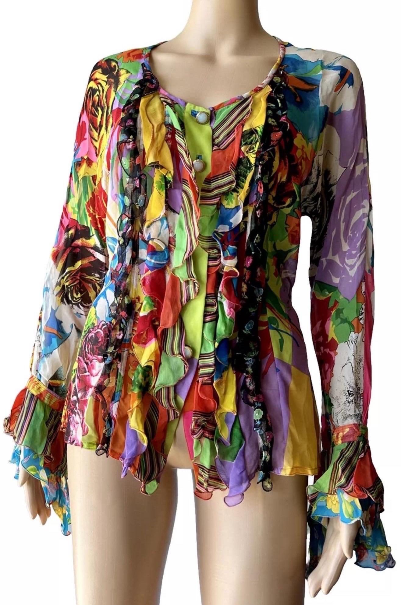 Un tesoro d'archivio della leggendaria Collection S/S 1993 Miami di Gianni Versace.
Questa camicetta con stampa floreale cattura l'energia libera della collezione con una vivida esplosione di colore.  Realizzato in leggerissimo chiffon di seta, è