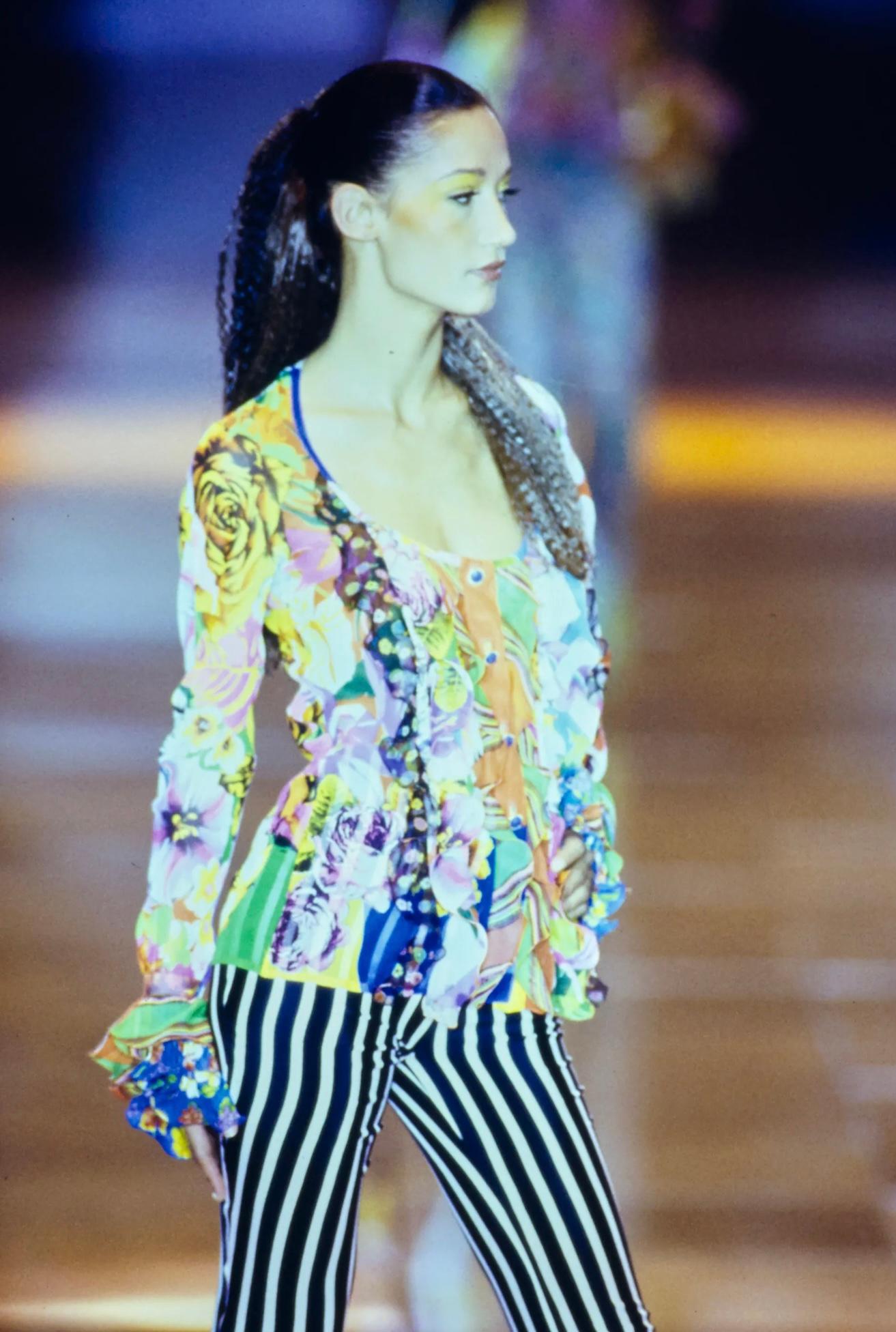 Gianni Versace Vintage S/S 1993 Miami Collection Camicetta Top con Bottoni Medusa In condizioni buone in vendita a Woodland Hills, CA