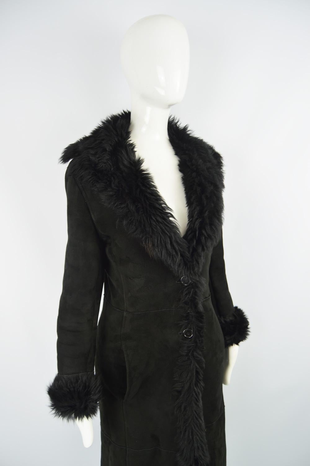 Gianni Versace Vintage Langer schwarzer Schafsledermantel aus Shearling, 1990er Jahre Damen im Angebot