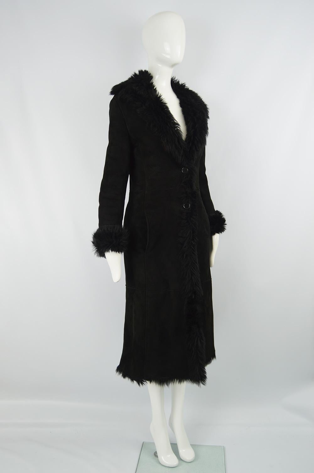 Gianni Versace Vintage Langer schwarzer Schafsledermantel aus Shearling, 1990er Jahre im Angebot 1