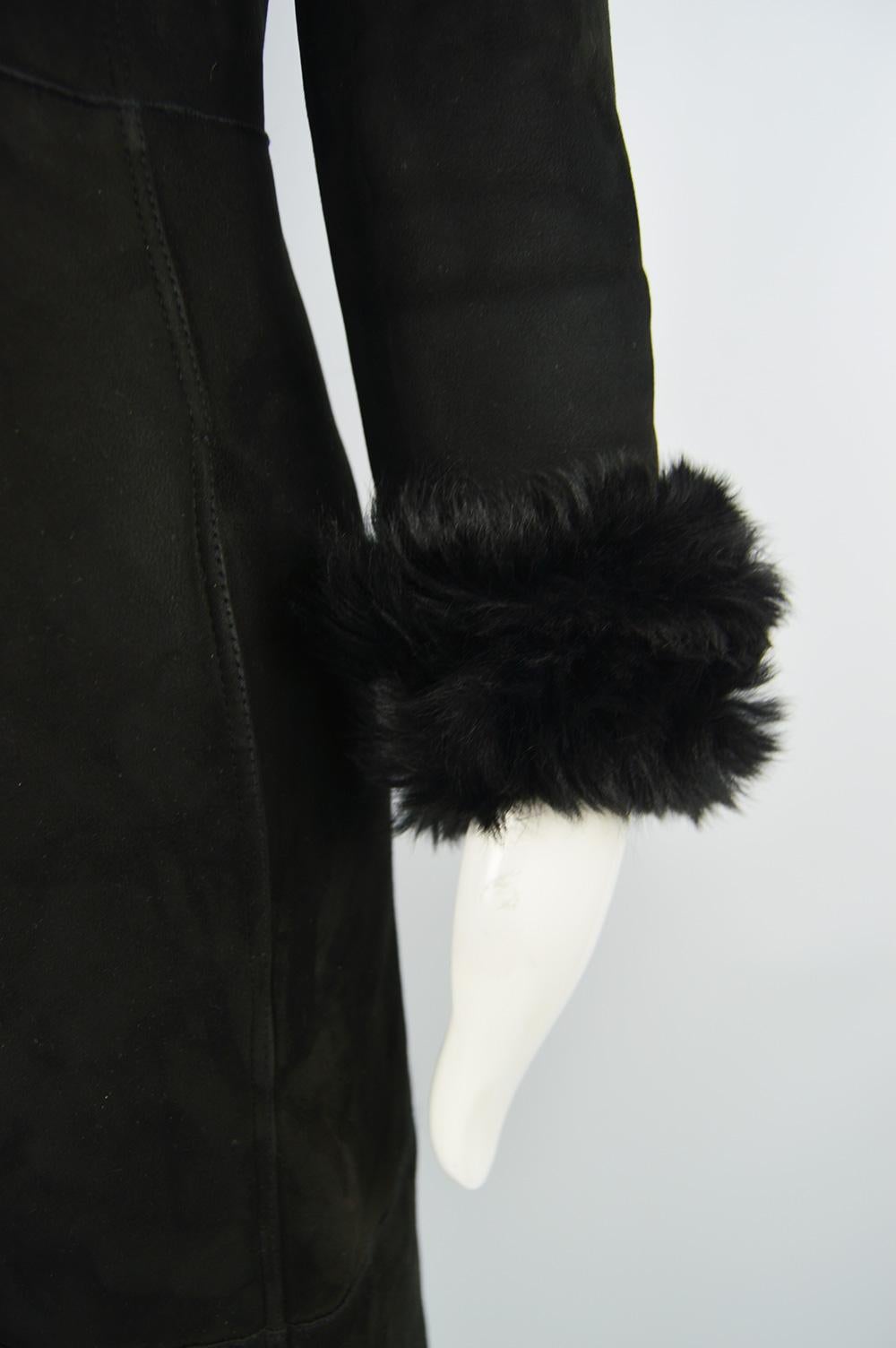 Gianni Versace Vintage Langer schwarzer Schafsledermantel aus Shearling, 1990er Jahre im Angebot 4