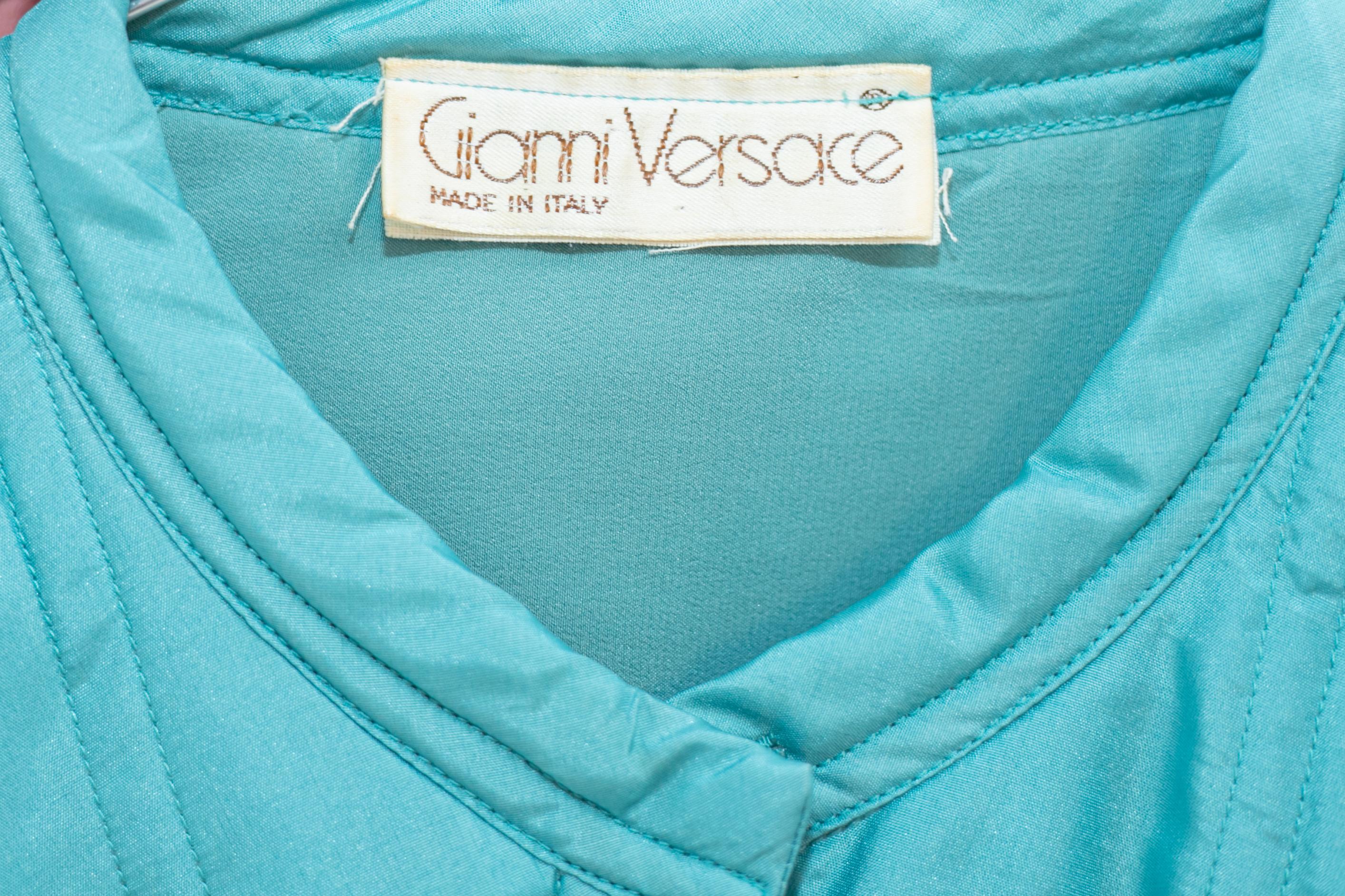 Schöne Vintage-Hemd aus den 90er Jahren von Gianni Versace in blauer Farbe. Die Besonderheit des Hemdes ist in seiner dreidimensionalen Baumwolle Brust gemacht fast aufgeblasen und mit einem Mandarinkragen. Sein Rundhalsausschnitt setzt sich auch im