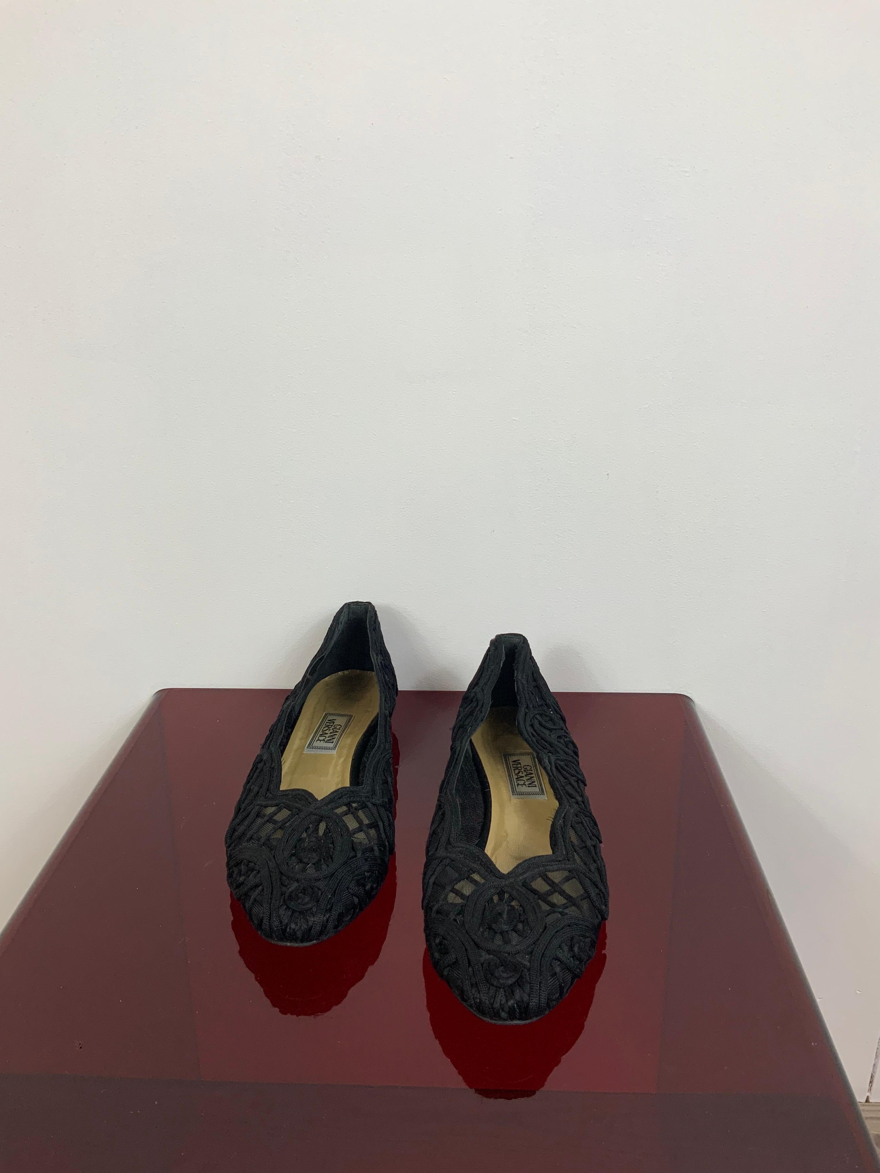 Gianni Versace Ballerinas.
Fabric feels like a mix between silk and a thick net.
Material is semitransparent.
Size 39 Italian.
Interior sole: 25 cm
Heels: 1,5 cm
Conditions: Good - Previously owned and gently worn, with little signs of use. May show