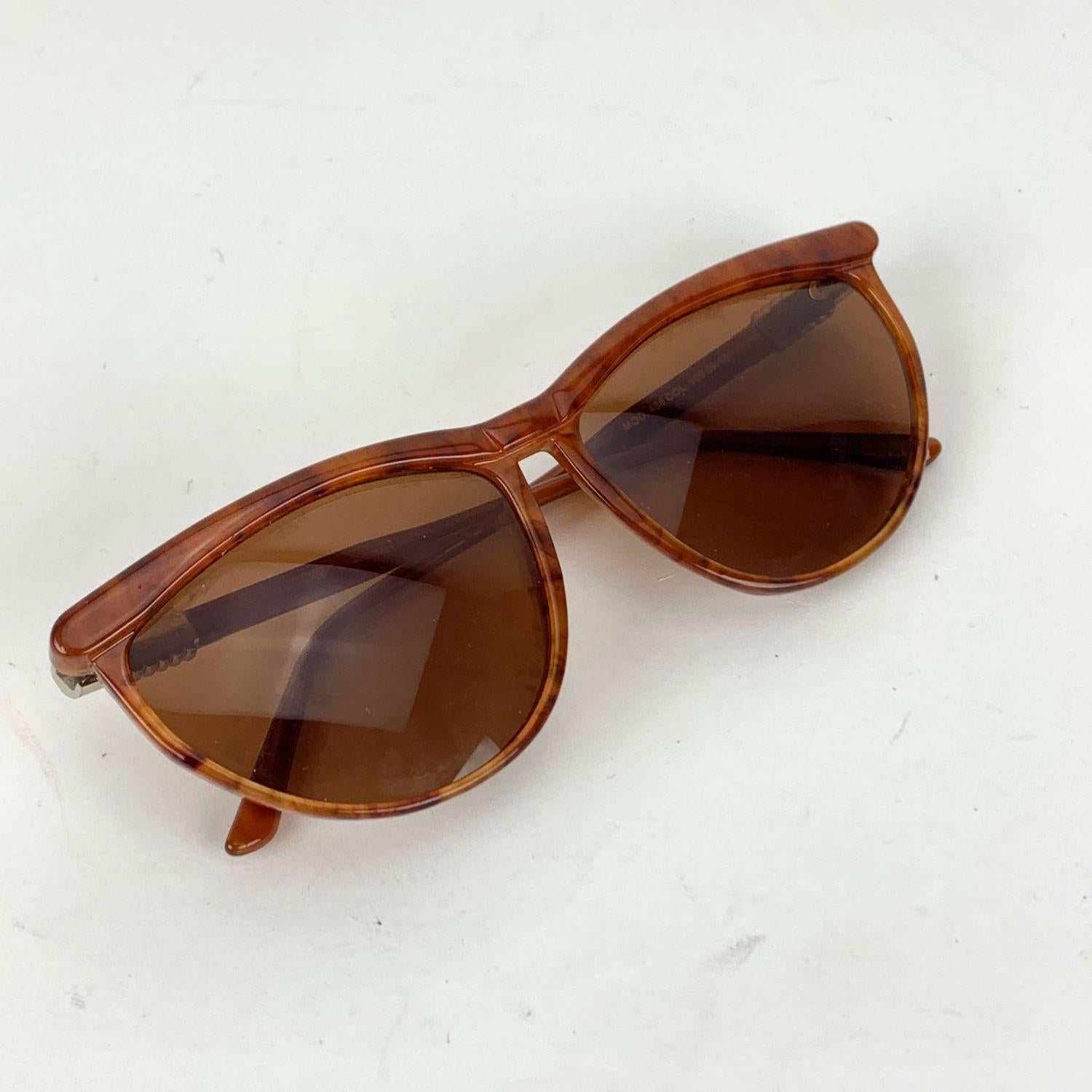 Brown vintage sunglasses Mod.488 - Col 909 by Gianni Versace. Iconic 90s sunglasses with silver metal detailing on temples. Original 100% Total UVA/UVB protection original lenses in brown color. Made in Italy

Details

MATERIAL: Acetate

COLOR: