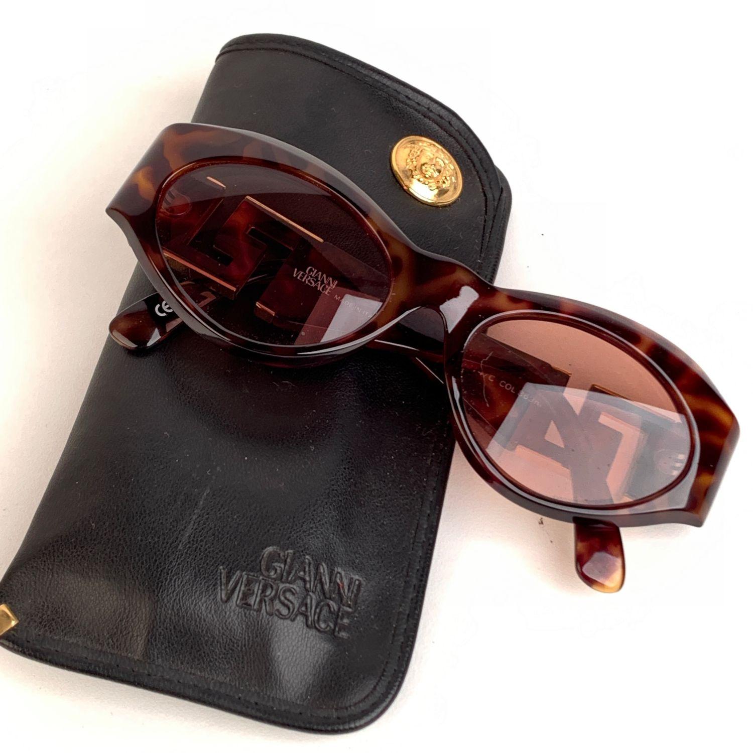 Beautiful vintage Gianni Versace Mod T 94/C - Col. 869RH sunglasses. Tortoise acetate frame with gold metal accents and rhinestones on temples.Original brown lenses. Made in Italy.




Details

MATERIAL: Acetate

COLOR: Brown

MODEL: Mod