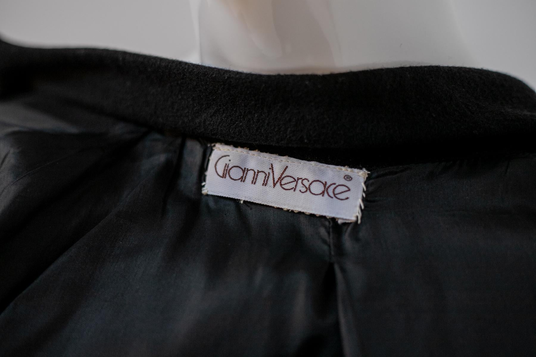 Gorgeous vintage wool and velvet jacket made in the 1990s by Gianni Versace, made in Italy. ORIGINAL LABEL.
The jacket has a collared neckline, with a standard cut collar that connects to the central part of the jacket, composed double-breasted with