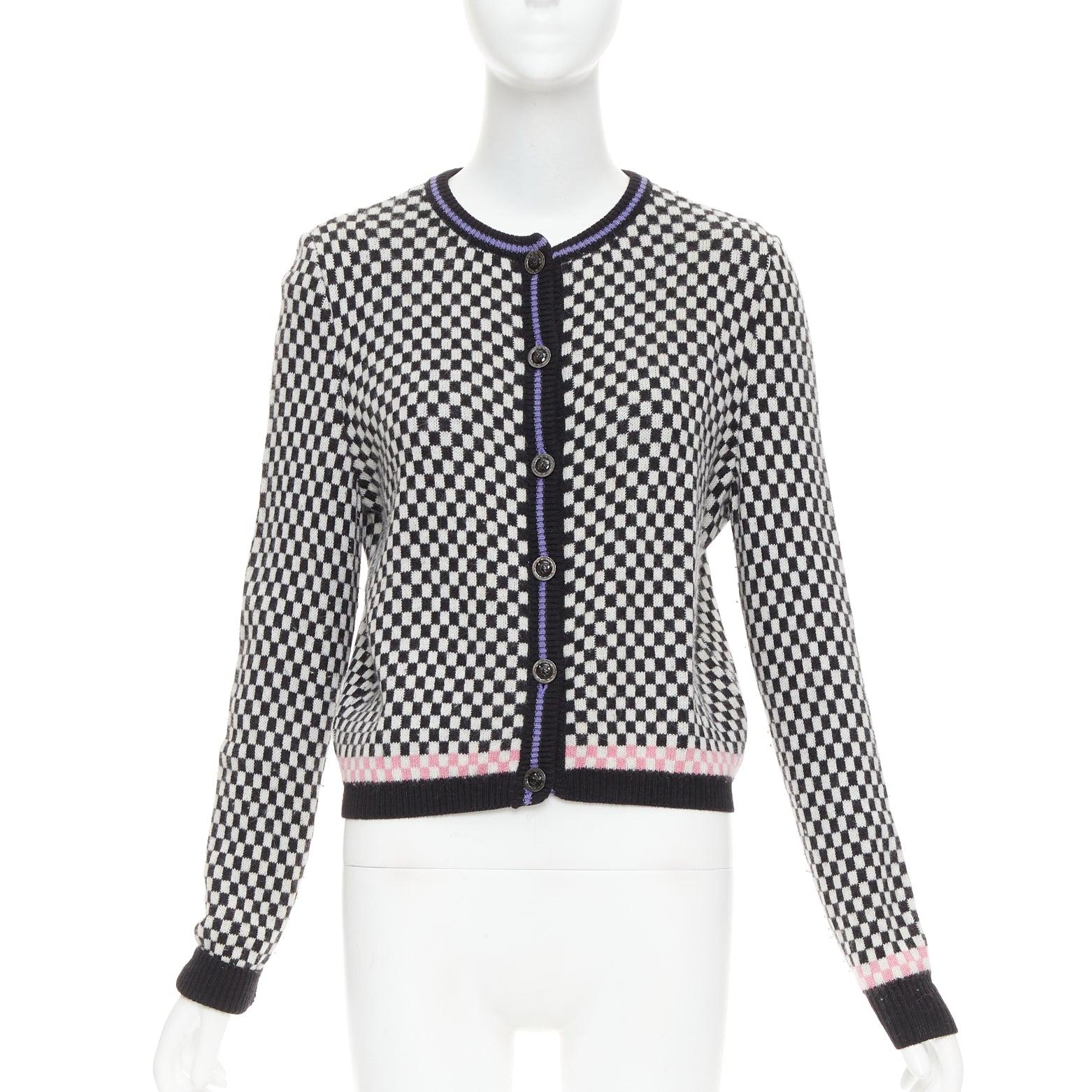 GIANNI VERSACE Vintage wooly checkered pink purple trim cardigan IT42 M
Reference: CC/A00410
Brand: Gianni Versace
Material: Feels like wool
Color: Black, White
Pattern: Checkered
Closure: Button
Extra Details: Medusa logo