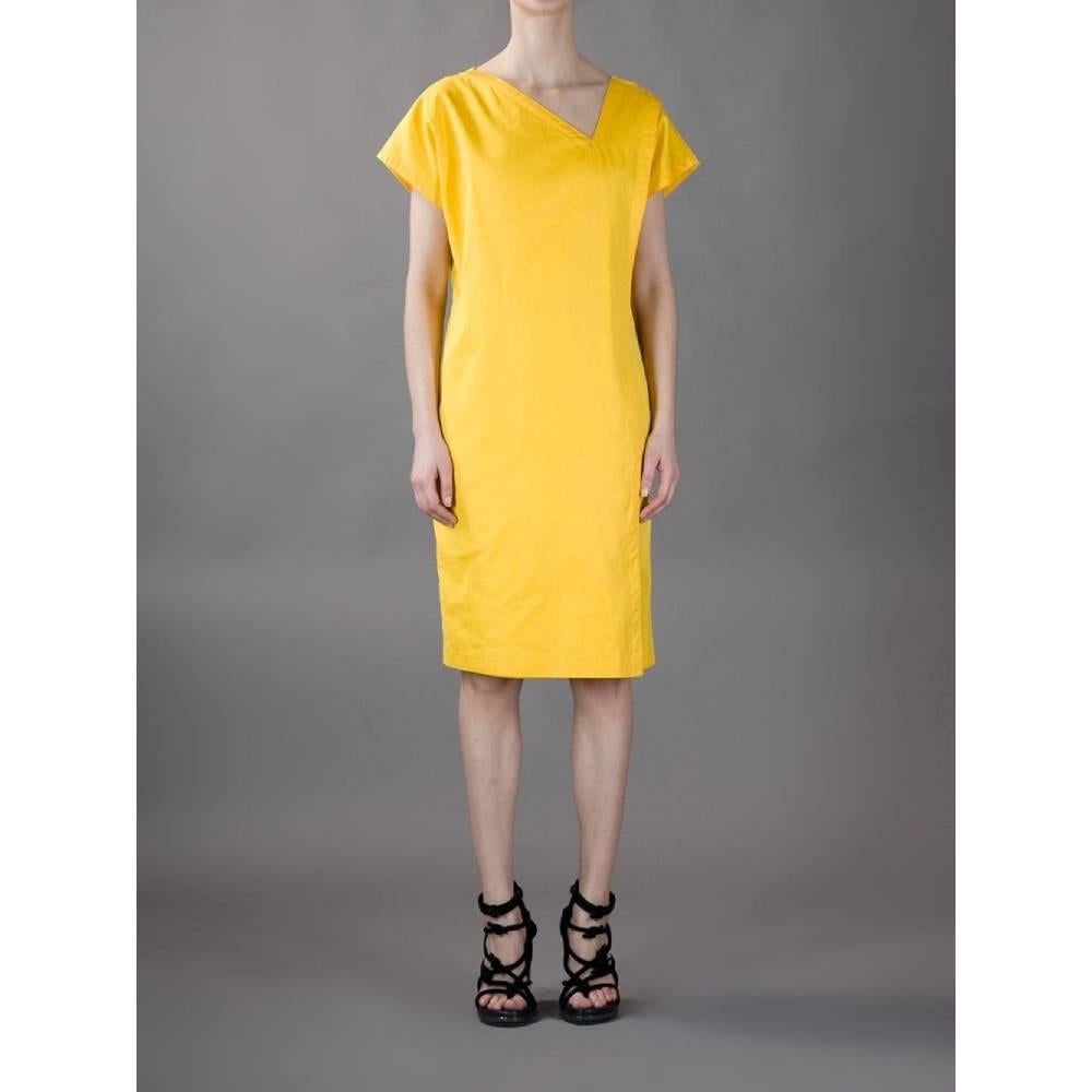 Gianni Versace yellow cotton 80s midi dress with off-centre V neck, short sleeves and side zip fastening.

Size: 46 IT

Flat measurements
Height: 103 cm
Bust: 49 cm
Sleeves: 12 cm
Shoulders: 47 cm

Product code: A8252

Composition: Cotton

Made in: