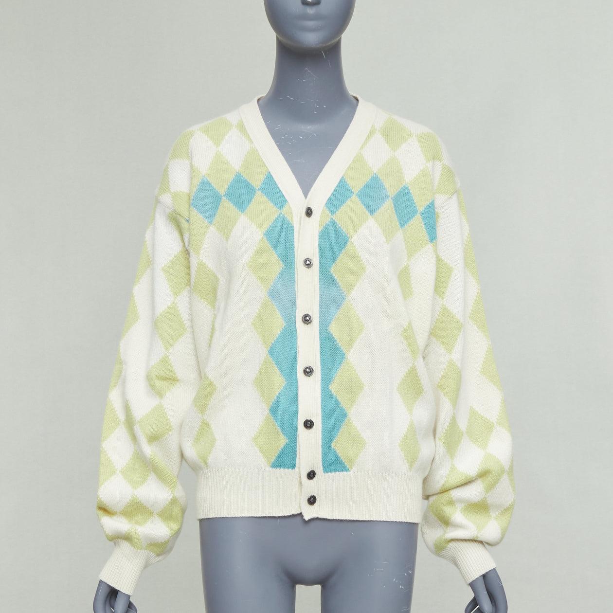 GIANNI VERSACE Vintage gelb grün kariert Woll-Kaschmir-Strickjacke IT50 L
Referenz: TGAS/E00446
Marke: Gianni Versace
MATERIAL: Wolle, Kaschmir
Farbe: Gelb, Grün
Muster: Argyle/Diamant
Verschluss: Knopf
Hergestellt in: Italien

ZUSTAND:
Zustand: