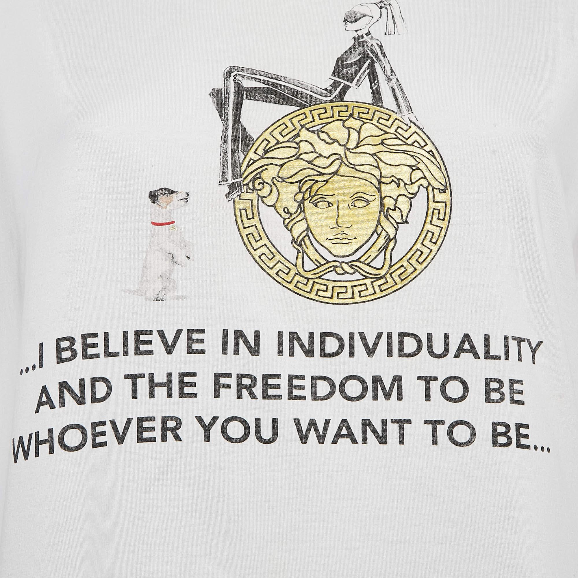 Gianni Versace Camiseta de punto blanca con estampado I believe In Individuality M Gris en venta