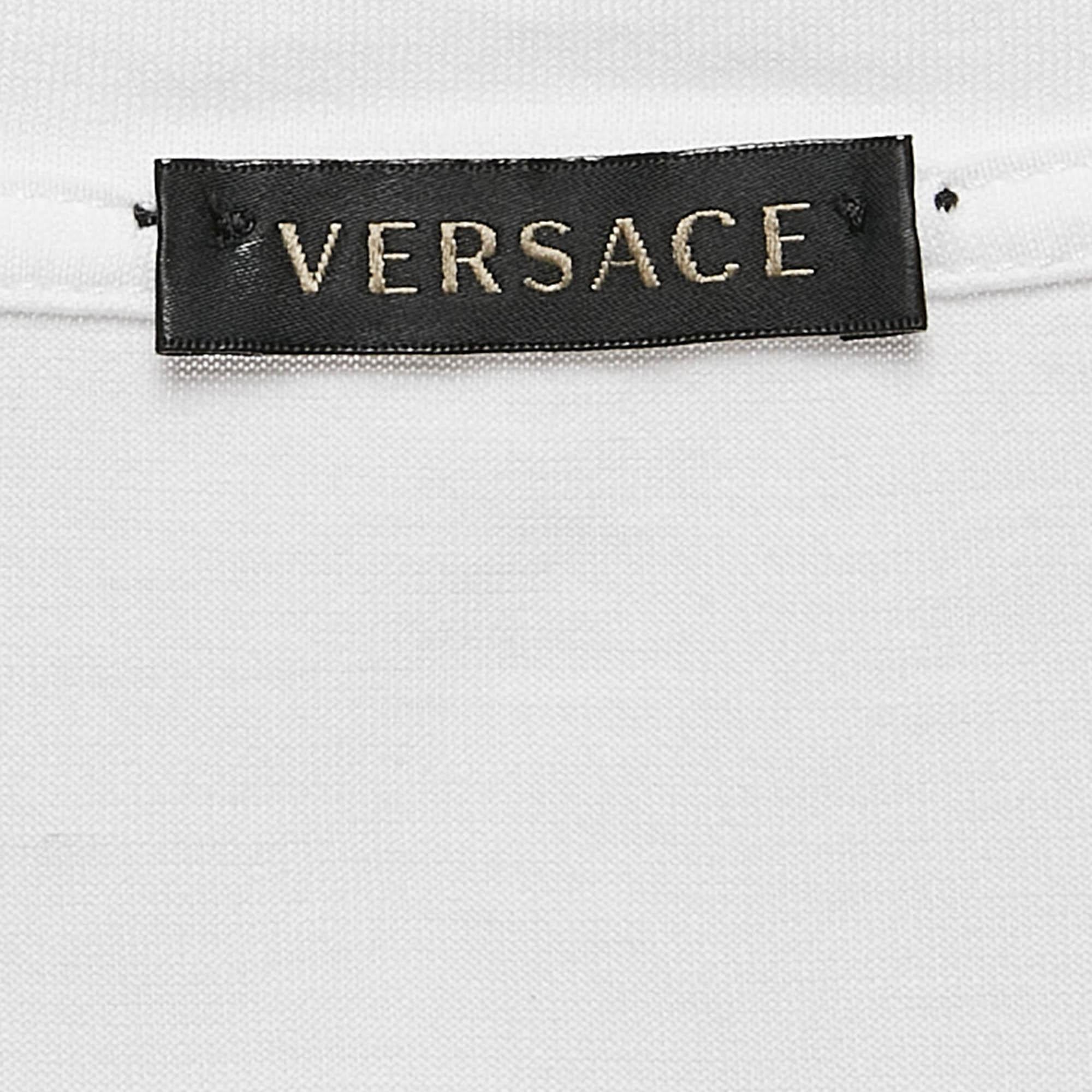 Gianni Versace Camiseta de punto blanca con estampado I believe In Individuality M en Bueno estado para la venta en Dubai, Al Qouz 2