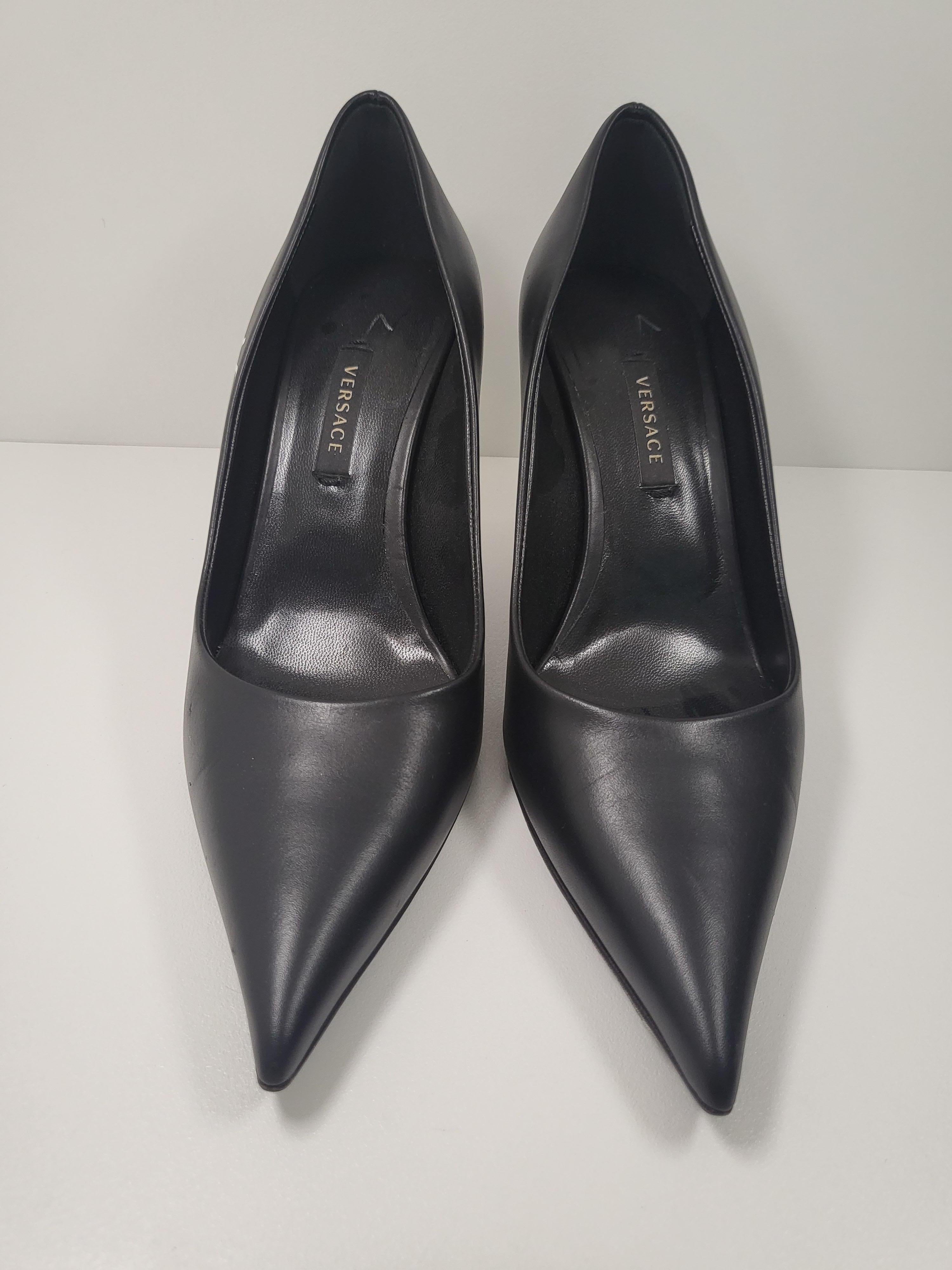 
Indulge in the essence of luxury and iconic elegance with the Gianni Versace White Signed Logo Leather Black Heels. Crafted to perfection, these heels are a testament to the timeless sophistication and exquisite craftsmanship synonymous with the