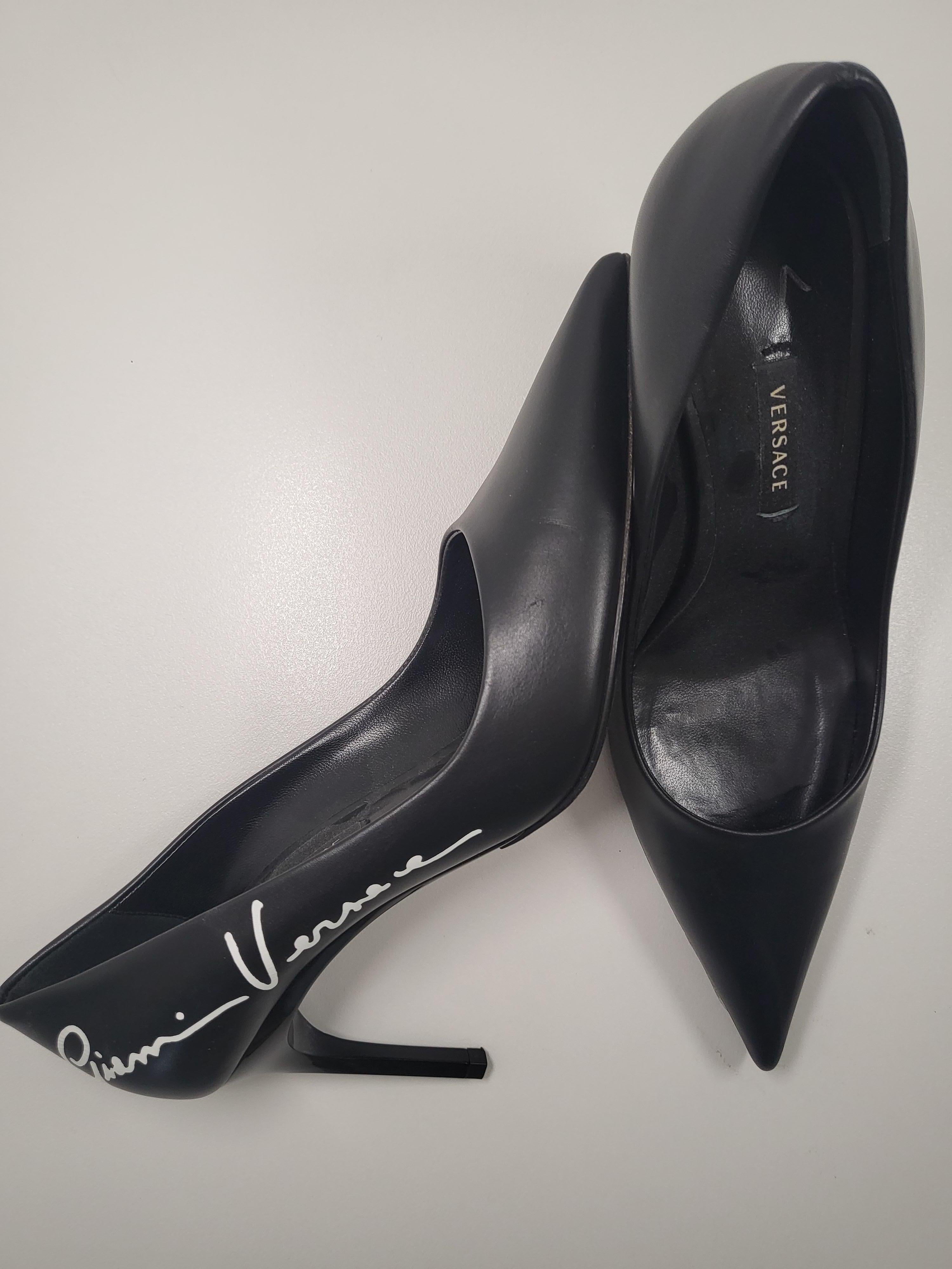 Gianni Versace White Signed Logo Leather Black Heels In New Condition For Sale In PUTNEY, NSW