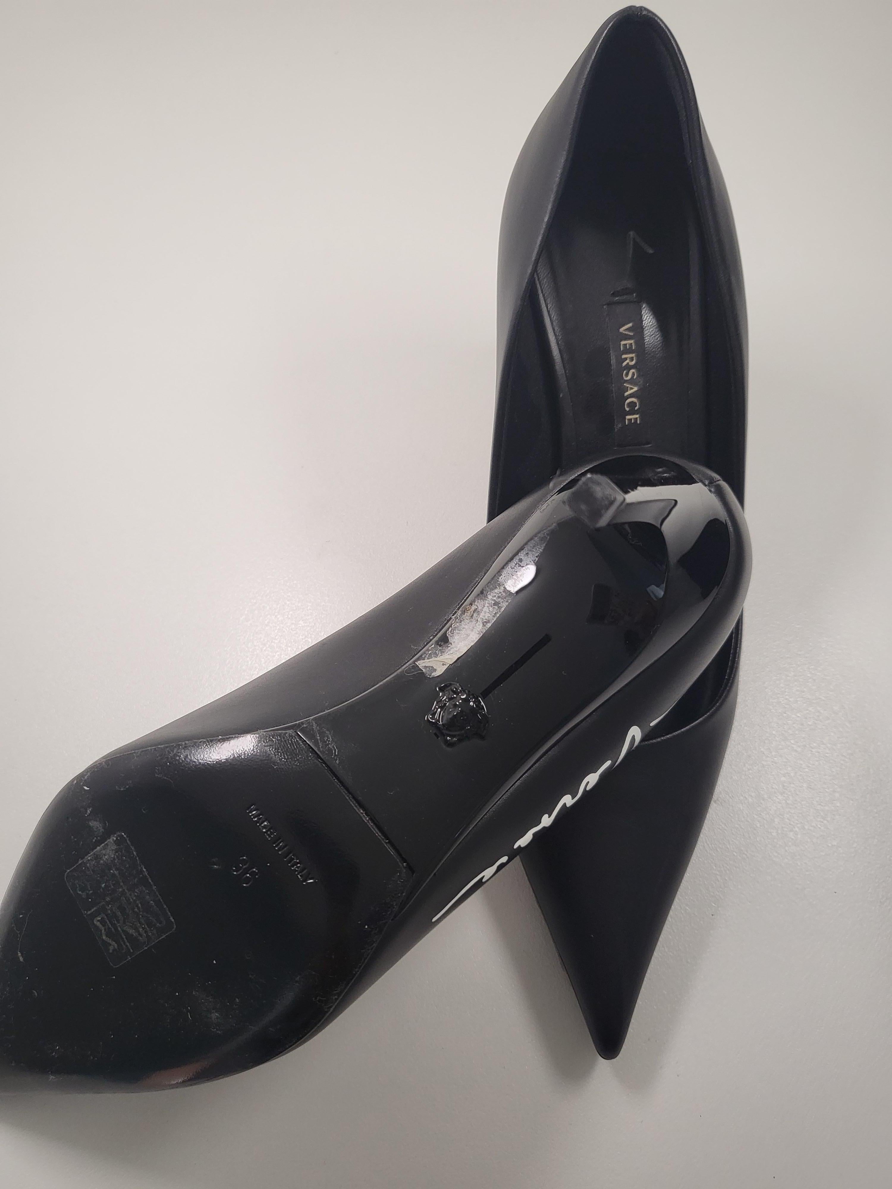 Women's Gianni Versace White Signed Logo Leather Black Heels For Sale