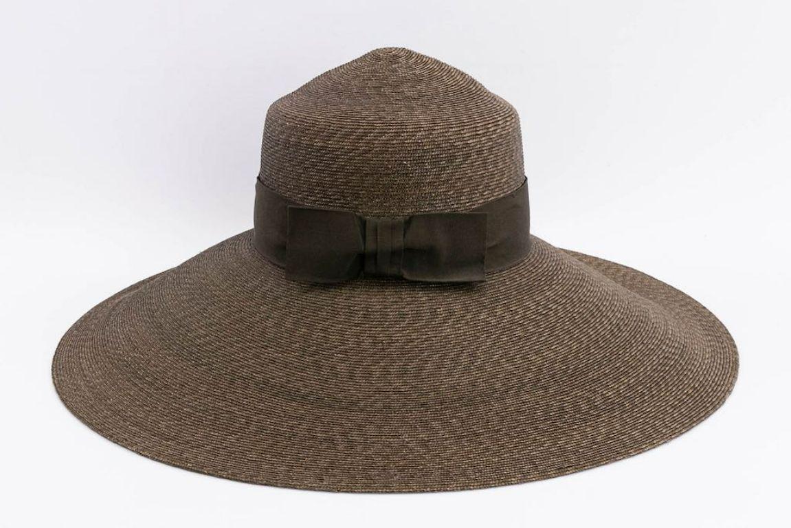 Gianni Versace (Made in Italy) Wide brim hat composed of straw, decorated with a grosgrain ribbon.

Additional information: 
Dimensions: Circumference: 55 cm (21.65