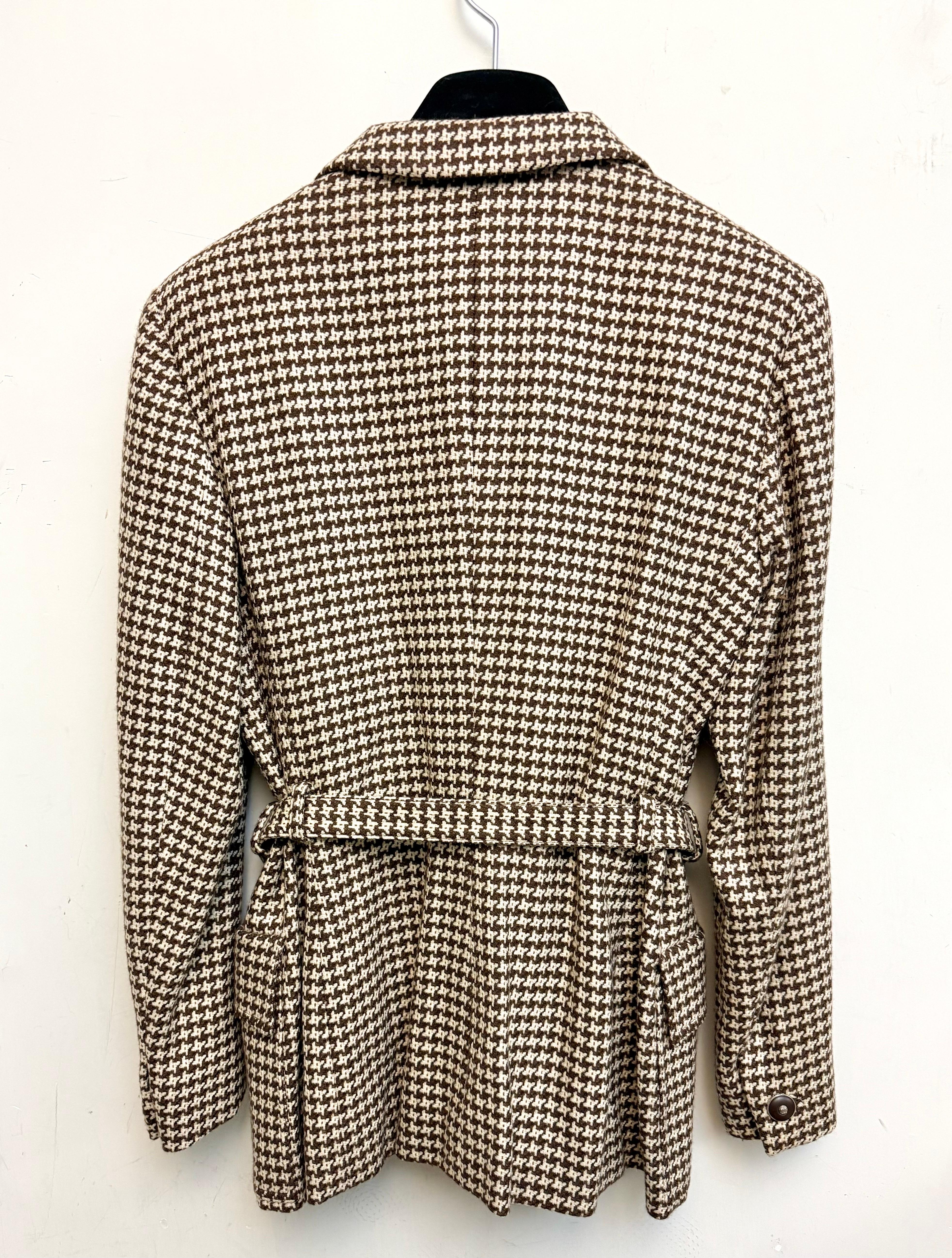 - Rare vintage 1996 Fall/Winter Gianni Versace wool and cashmere houndstooth jacket. 

- Featuring a same pattern belt fastening. Brown leather silver hardware Medusa buttons fastening. 

- Four front flap pockets. 

- Shoulder to shoulder: 17