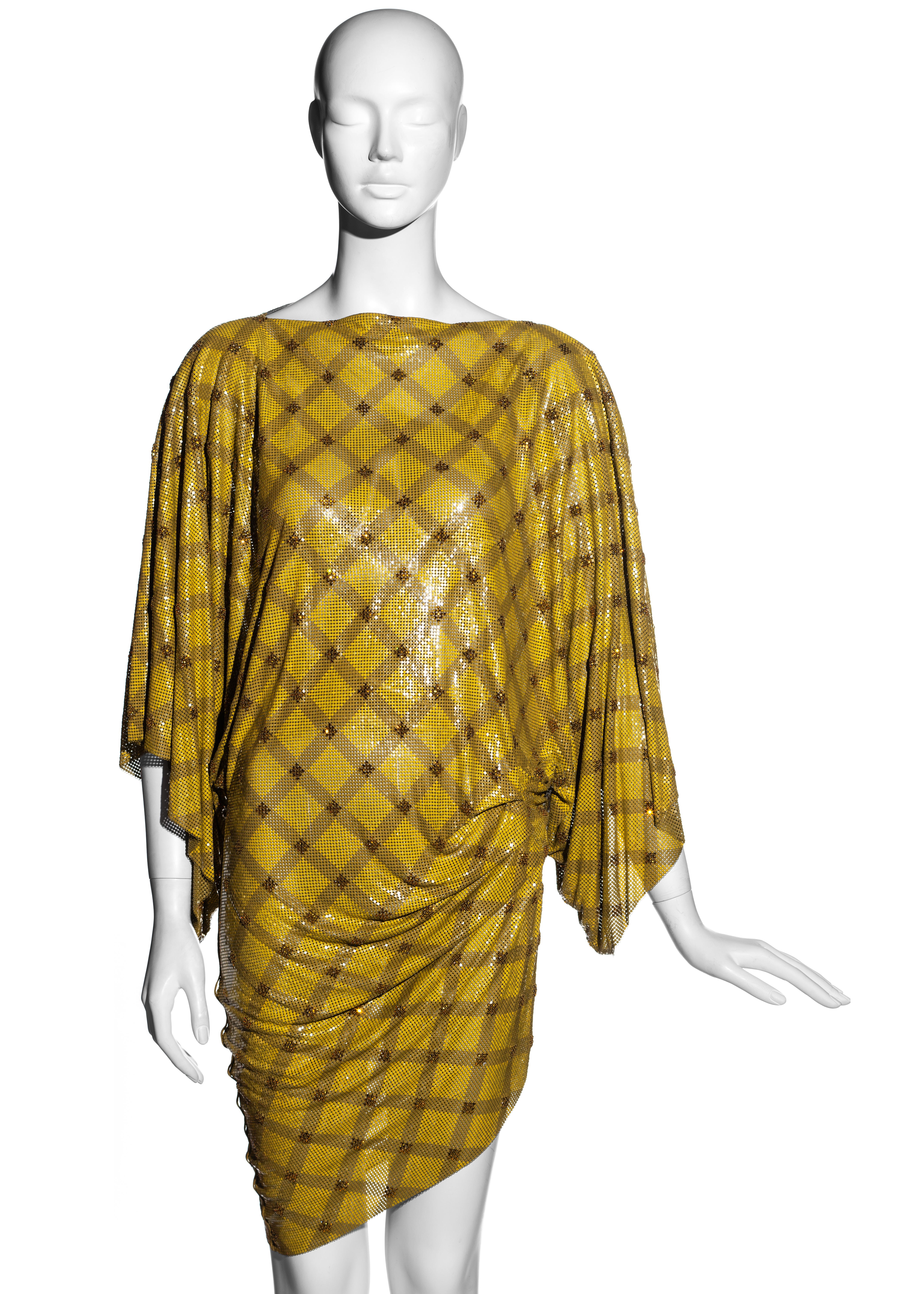 Gianni Versace - Mini robe de soirée en cotte de mailles métallique jaune oroton, automne-hiver 1984 Bon état - En vente à London, GB