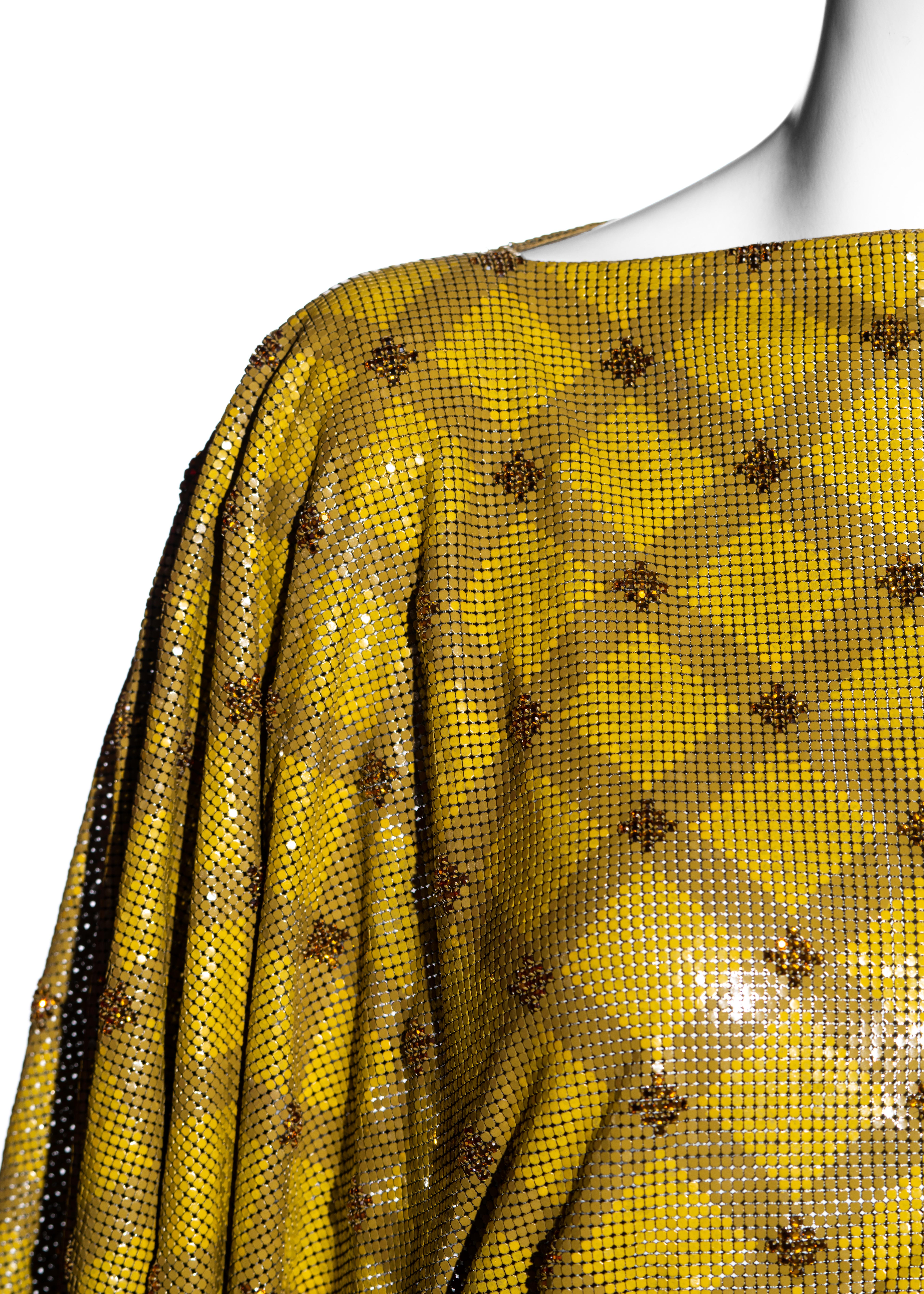 Gianni Versace - Mini robe de soirée en cotte de mailles métallique jaune oroton, automne-hiver 1984 Pour femmes en vente