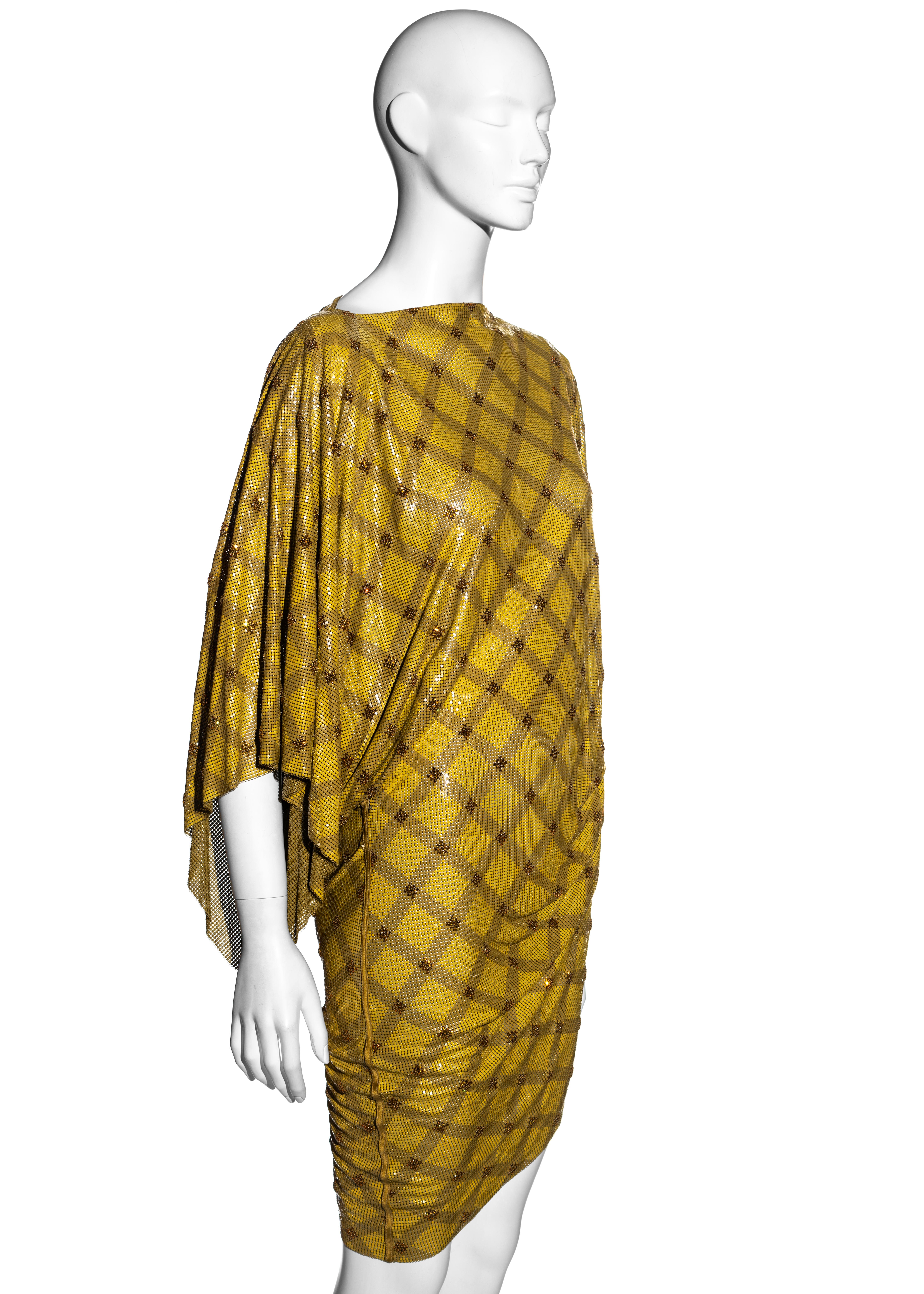 Gianni Versace - Mini robe de soirée en cotte de mailles métallique jaune oroton, automne-hiver 1984 en vente 1