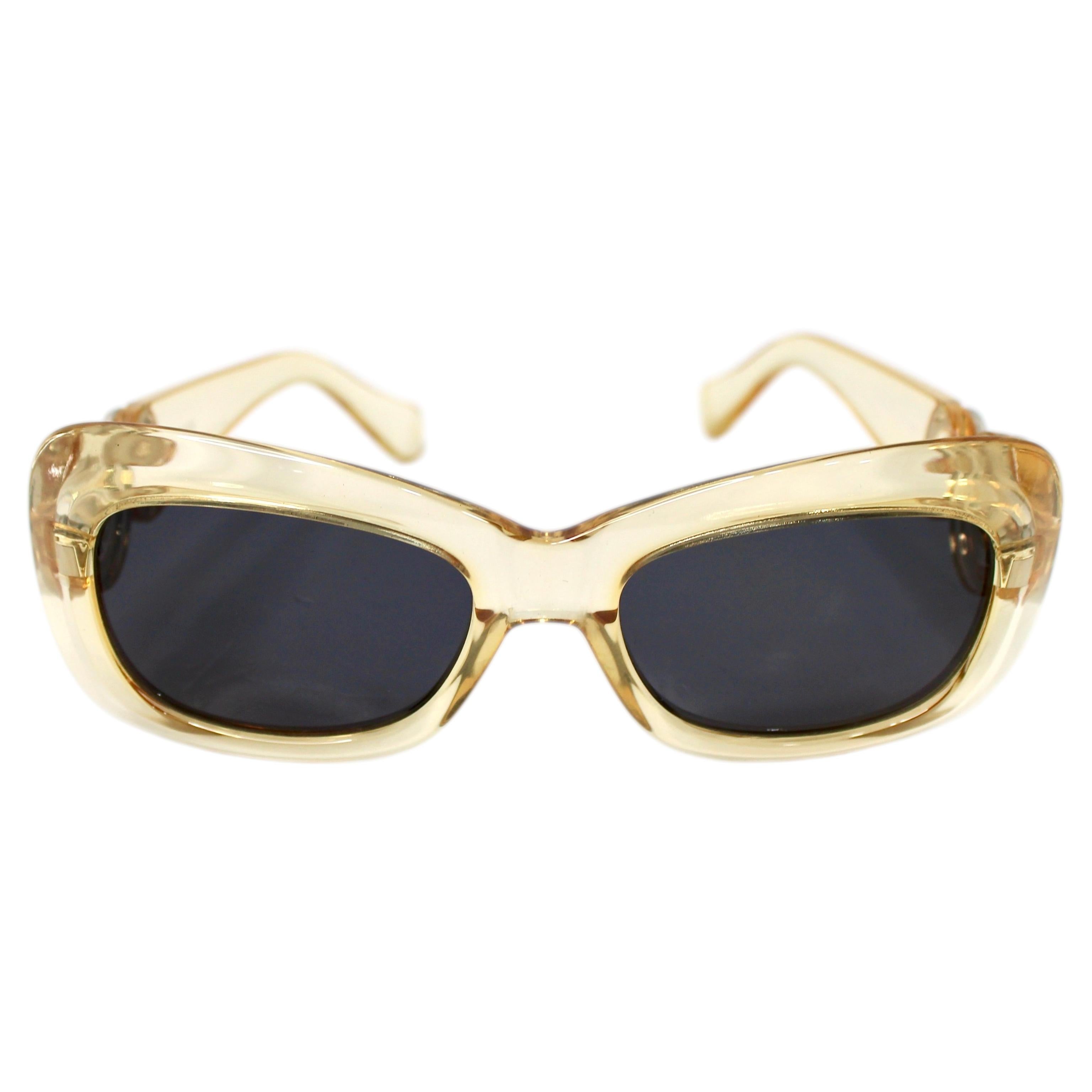 Lunettes de soleil Gianni Versace à médaillon Médusa transparent jaune, vers les années 1990 en vente