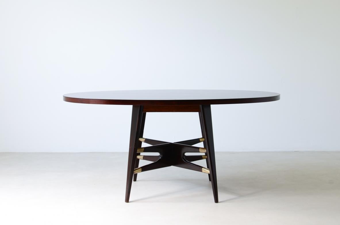Mid-Century Modern Gianni Vigorelli, elegant oval table in stained wood  For Sale