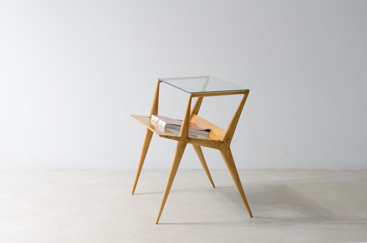 Mid-Century Modern Gianni Vigorelli  Refined magazine rack table in turned maple For Sale
