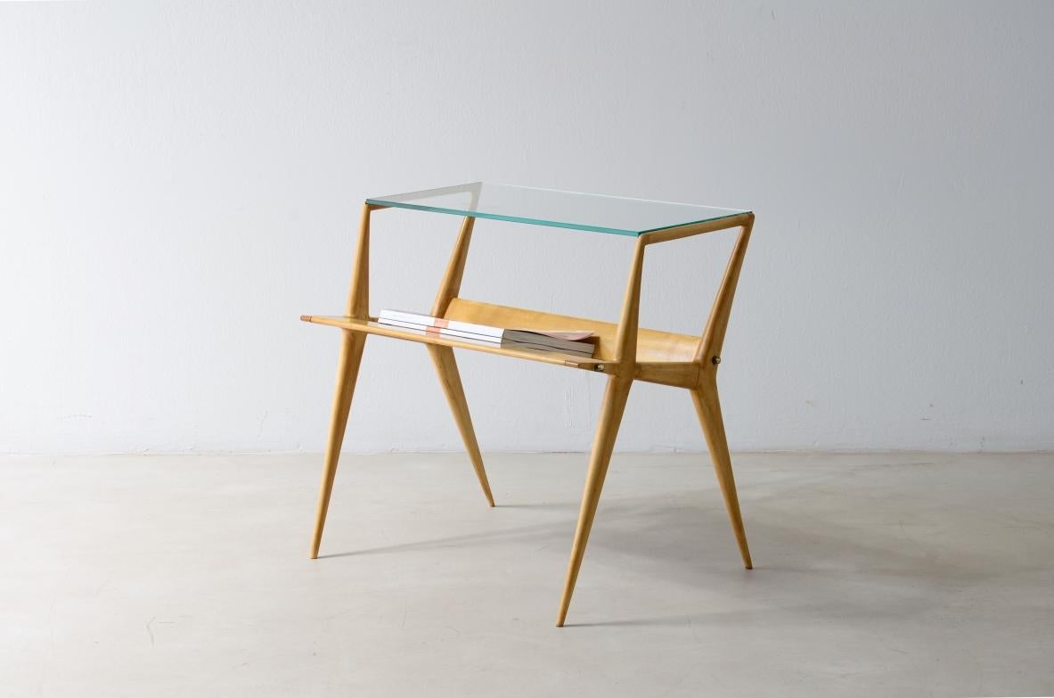 Italian Gianni Vigorelli  Refined magazine rack table in turned maple For Sale