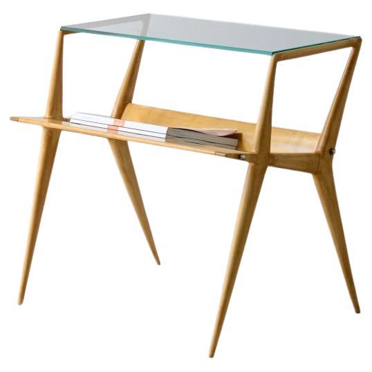Gianni Vigorelli  Refined magazine rack table in turned maple For Sale
